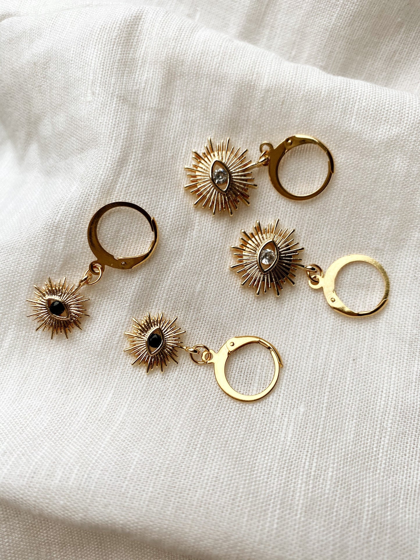 Creolen mit Auge-Anhänger & Zirkoniastein – Alltags-Ohrringe in Gold | Zwei Varianten mit klarem oder schwarzem Stein