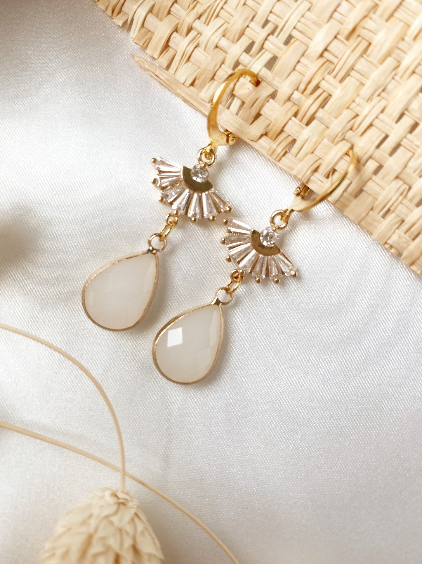 Boho Braut Ohrringe Gold mit Zirkoniafächer & Tropfenanhänger – Handgemachter Brautschmuck zur Hochzeit & als Geschenk