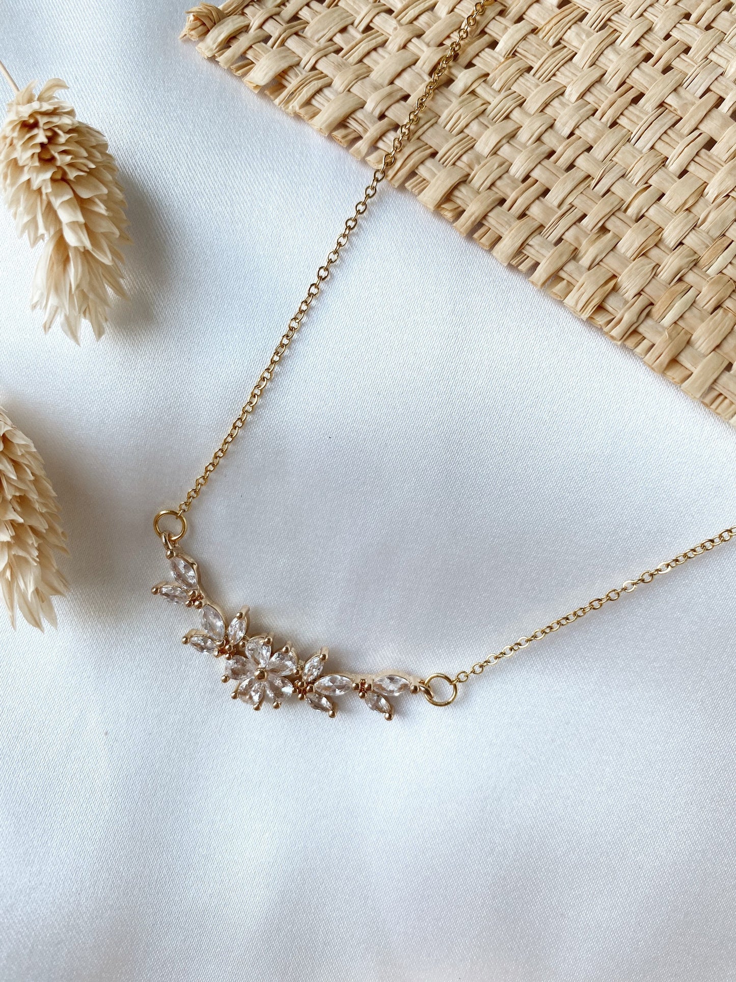 Zarte Halskette mit Zirkonia-Blumenanhänger – Brautschmuck zur Hochzeit | Boho-Schmuck für Braut & Brautjungfer | Geschenkidee