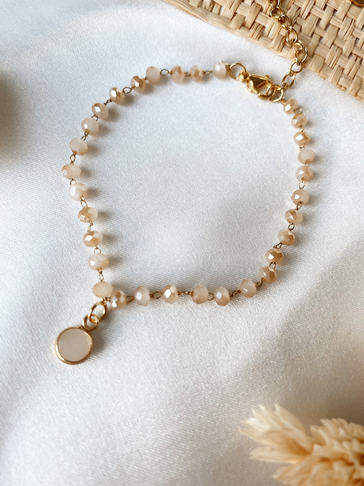 Zartes goldfarbenes Brautarmband mit peachfarbenen Glasperlen – Perlenarmband mit Anhänger | Hochzeitsschmuck aus Edelstahl