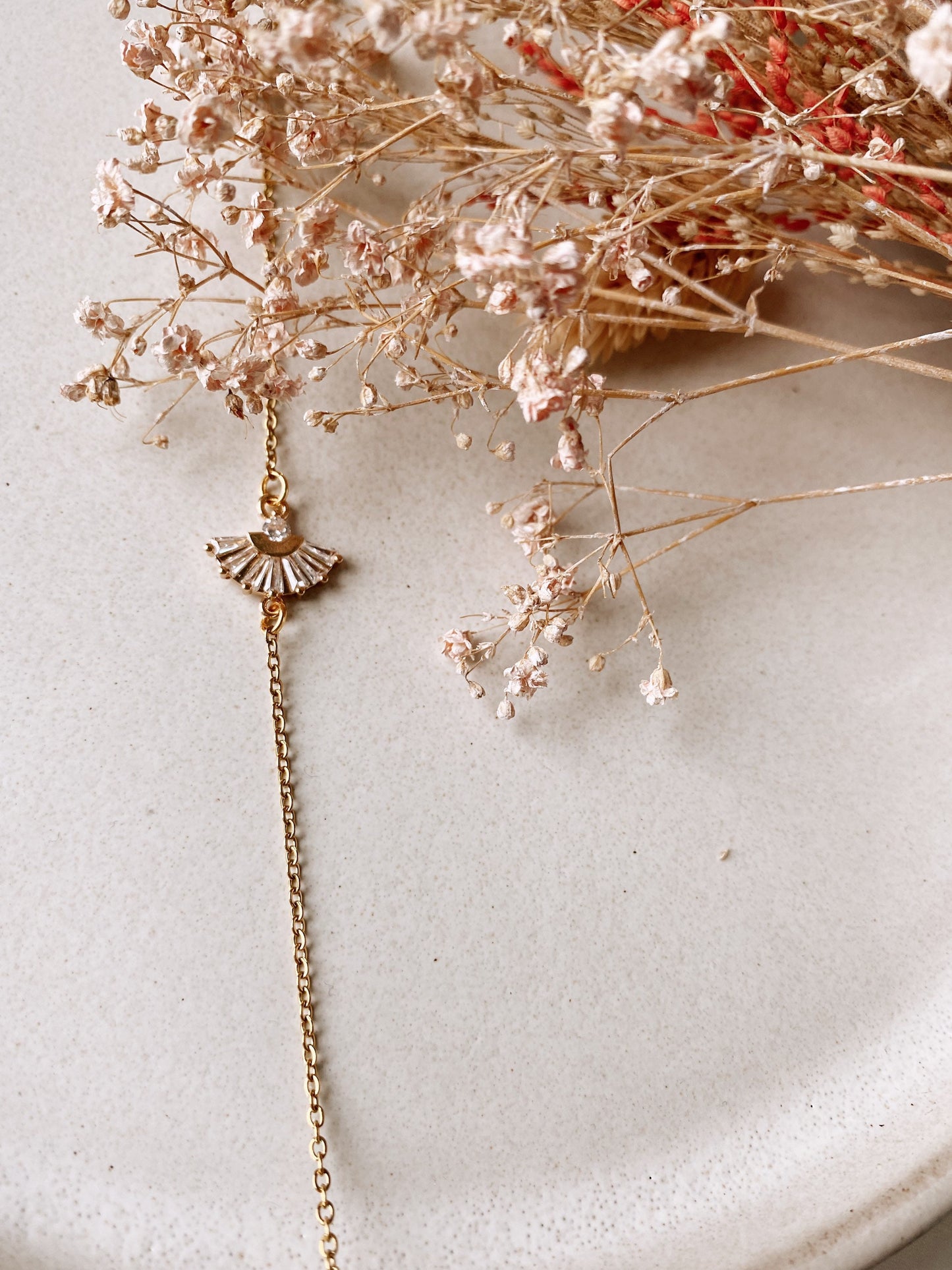 Zartes Brautarmband mit Zirkonia-Verbinder – Hochzeitsschmuck aus Edelstahl in Goldfarben