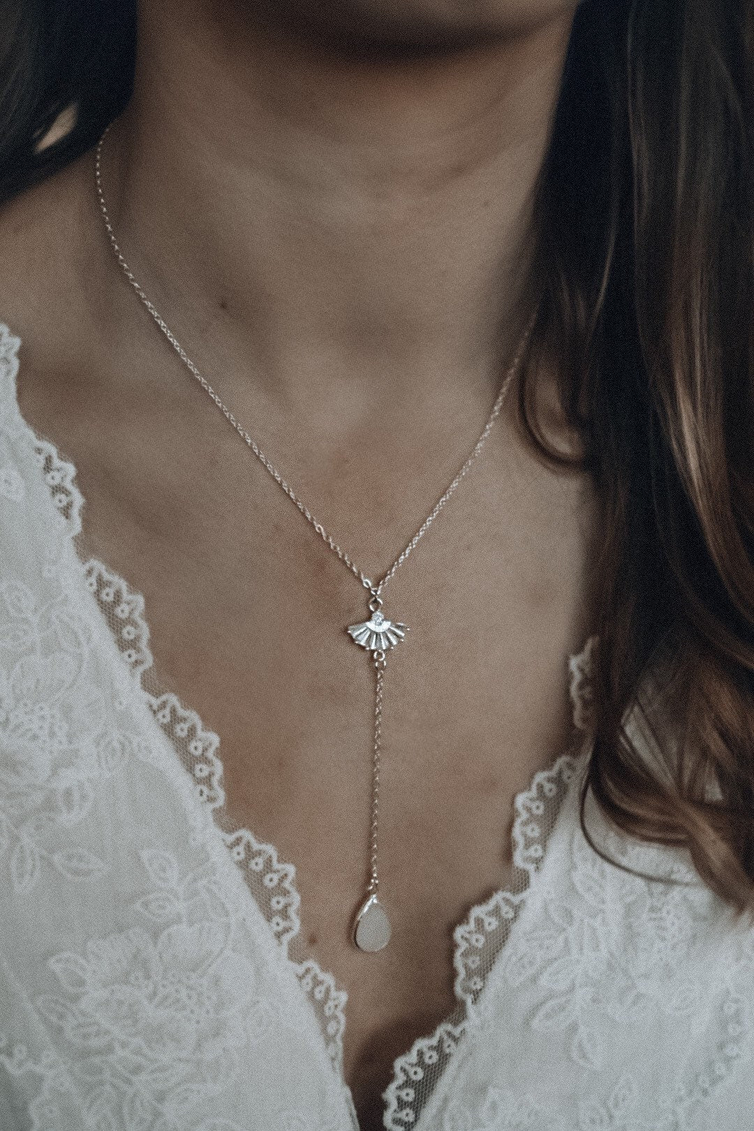 Silberfarbene Y-Brautkette mit Zirkonia-Fächer & Tropfenanhänger – Edelstahl-Halskette für Hochzeit & Alltag | Auch in Gold & Roségold