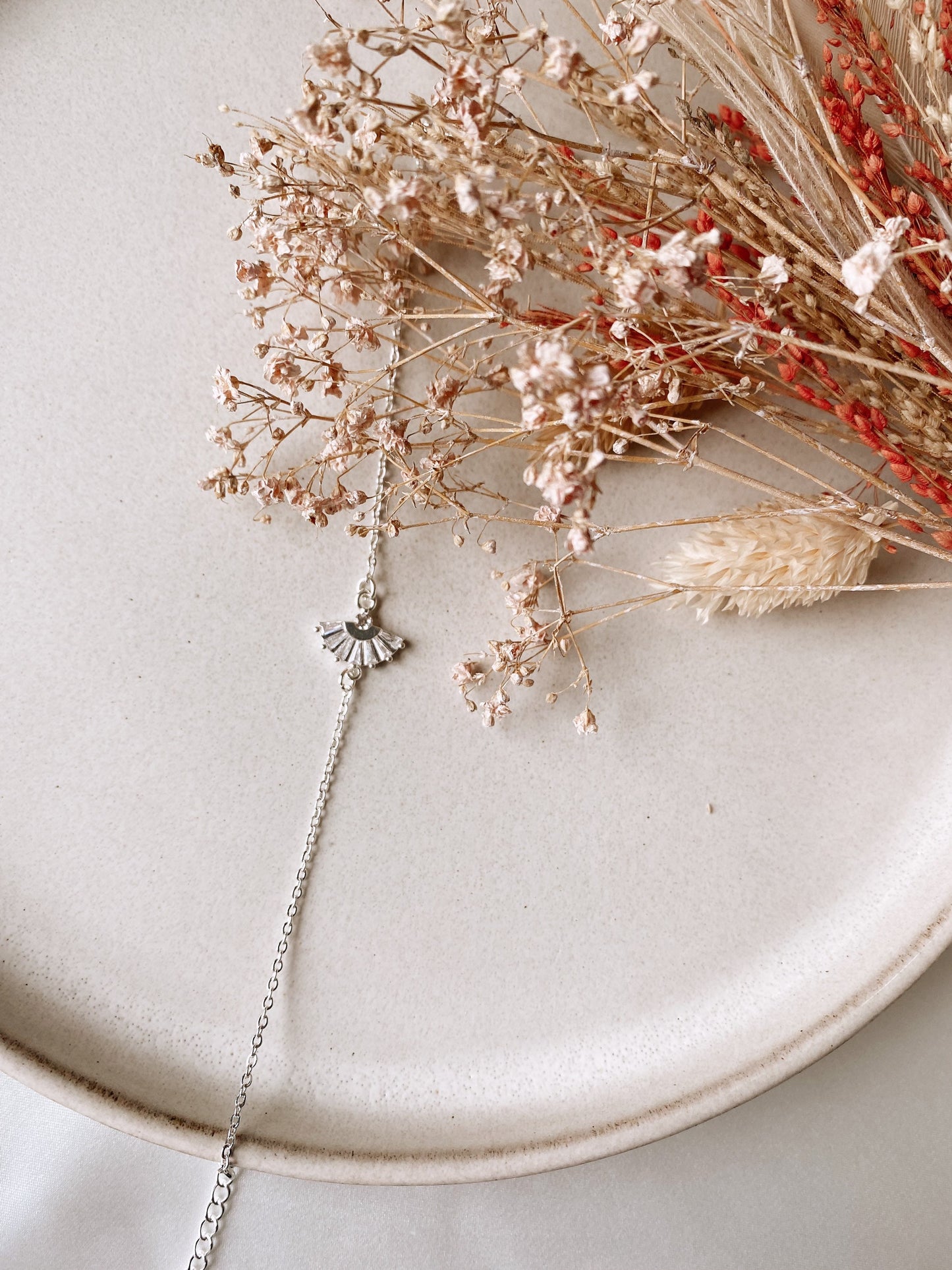 Zartes Brautarmband mit Zirkonia-Verbinder – Hochzeitsschmuck aus Edelstahl in Silber