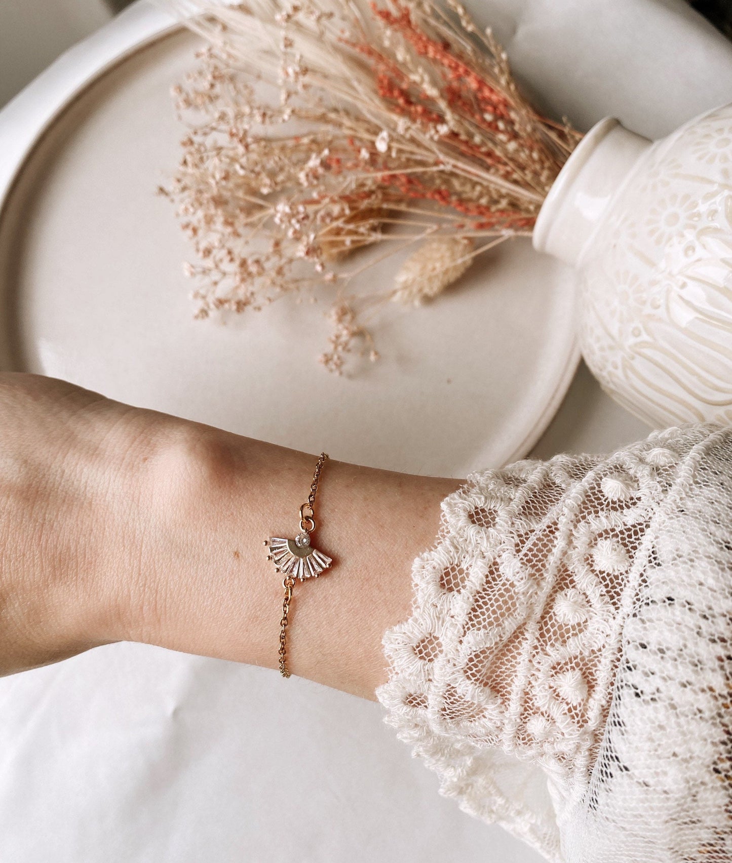 Zartes Brautarmband mit Zirkonia-Verbinder – Hochzeitsschmuck aus Edelstahl in Goldfarben