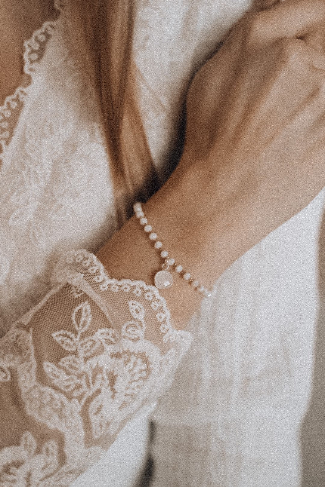 Zartes Perlenarmband in Silber mit weißem Charm – Brautschmuck aus Edelstahl & Glas | Verstellbares Armband für Hochzeit & Alltag