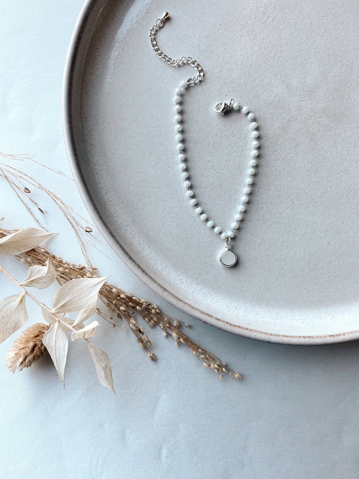 Zartes Perlenarmband in Silber mit weißem Charm – Brautschmuck aus Edelstahl & Glas | Verstellbares Armband für Hochzeit & Alltag
