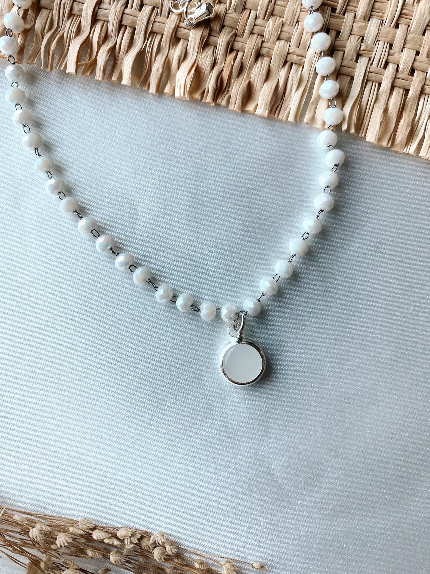 Zartes Perlenarmband in Silber mit weißem Charm – Brautschmuck aus Edelstahl & Glas | Verstellbares Armband für Hochzeit & Alltag