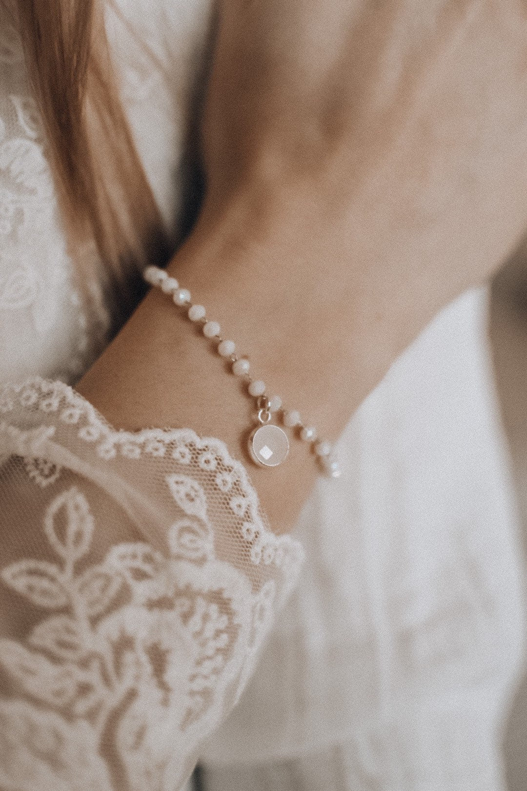 Zartes Perlenarmband in Silber mit weißem Charm – Brautschmuck aus Edelstahl & Glas | Verstellbares Armband für Hochzeit & Alltag