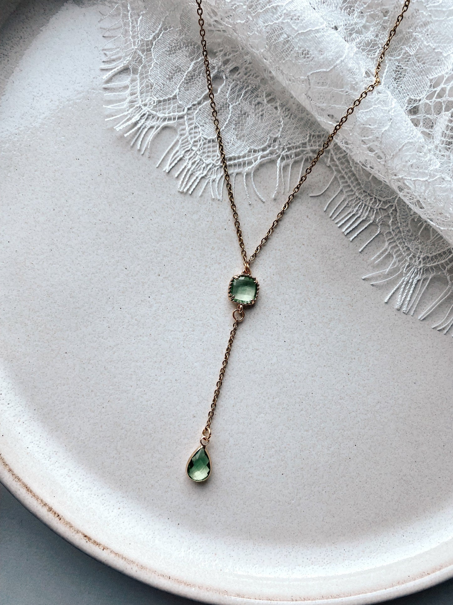 Handgemachte Y-Kette Gold mit grünem Glasanhänger – Brautschmuck zur Hochzeit | Geschenkidee Weihnachten & Geburtstag | Boho Kette Damen