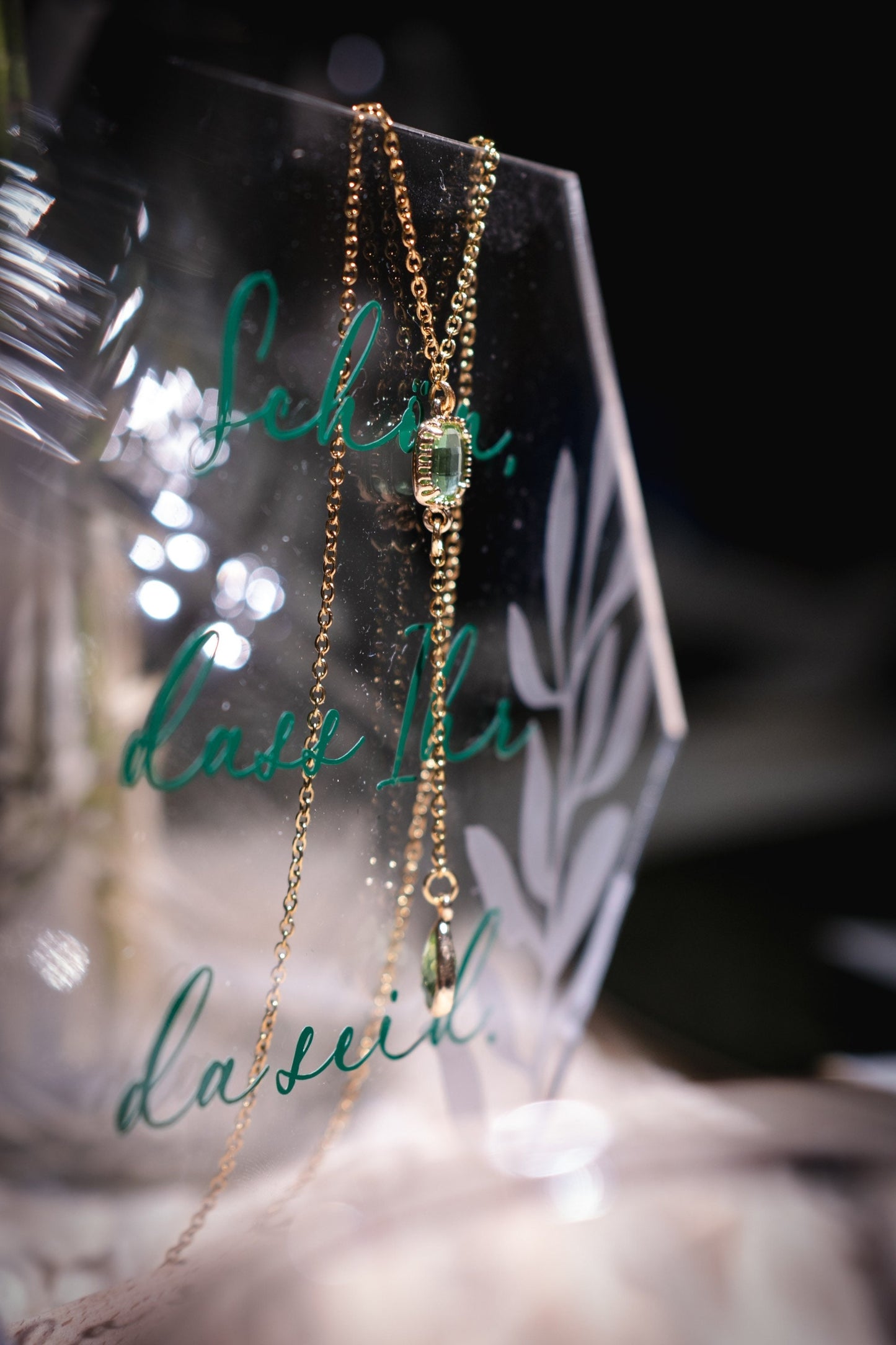Handgemachte Y-Kette Gold mit grünem Glasanhänger – Brautschmuck zur Hochzeit | Geschenkidee Weihnachten & Geburtstag | Boho Kette Damen