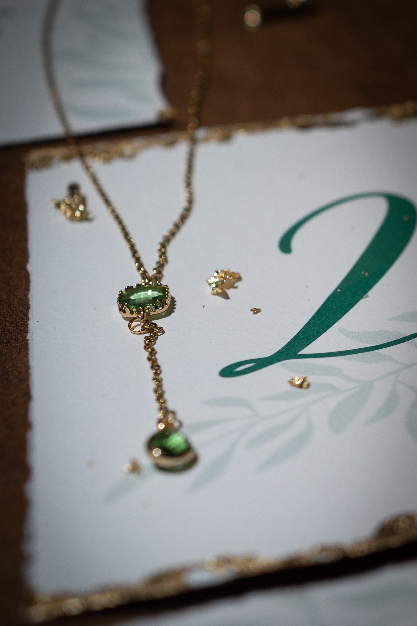 Handgemachte Y-Kette Gold mit grünem Glasanhänger – Brautschmuck zur Hochzeit | Geschenkidee Weihnachten & Geburtstag | Boho Kette Damen