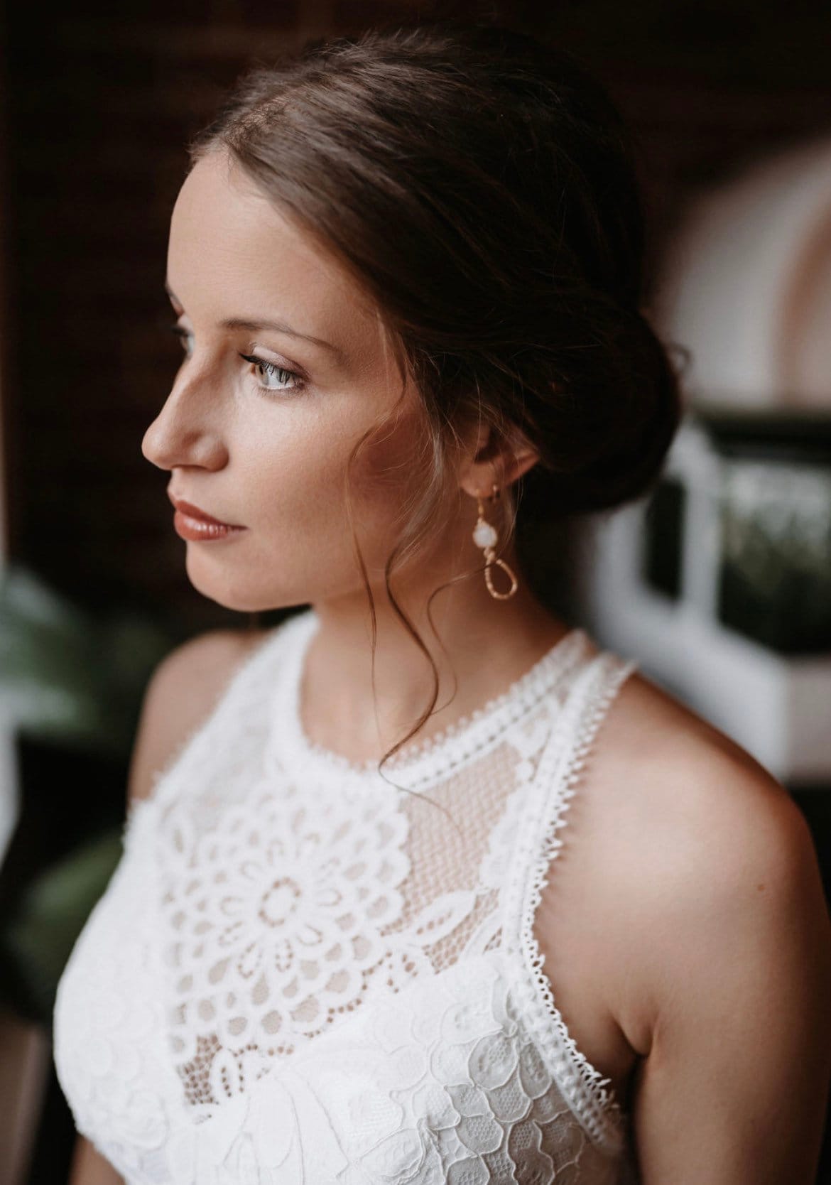 Elegante Braut Ohrringe mit beigem Glasstein – Goldene Tropfenohrringe aus Edelstahl | Hochzeitsschmuck