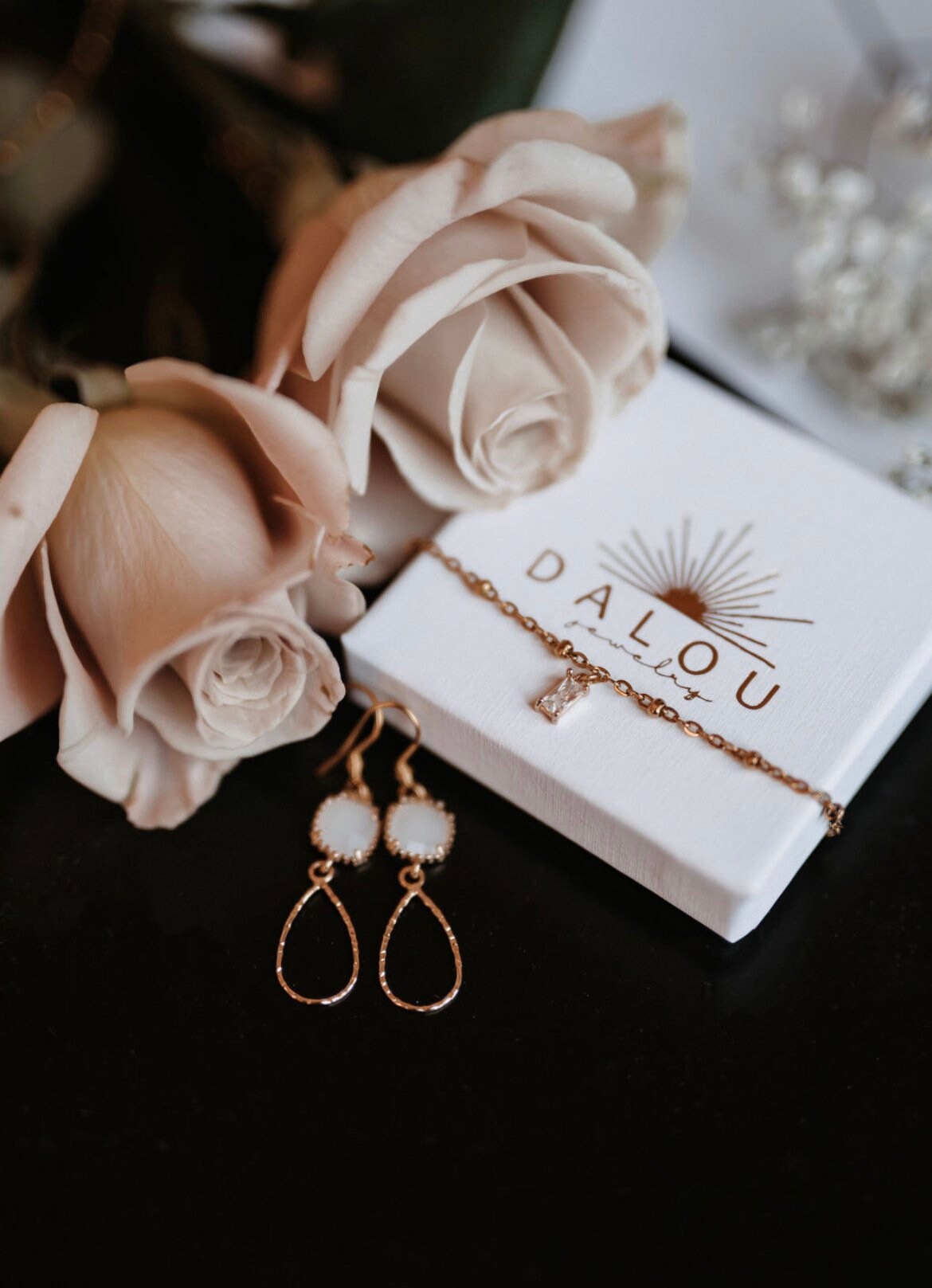 Elegante Braut Ohrringe mit beigem Glasstein – Goldene Tropfenohrringe aus Edelstahl | Hochzeitsschmuck
