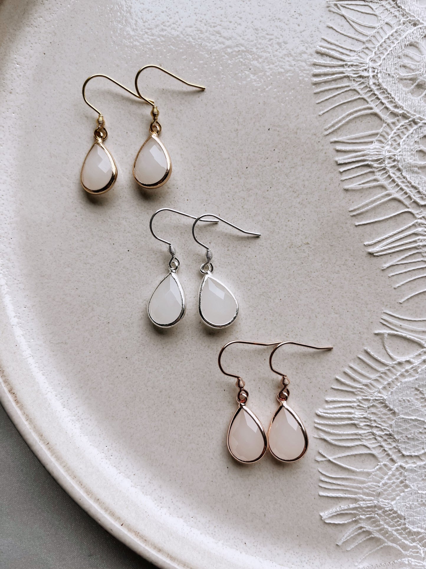 Feine Tropfenohrringe für die Braut – Zarter Brautschmuck in Gold, Silber oder Rosé
