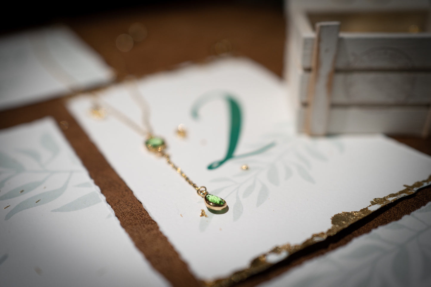 Handgemachte Y-Kette Gold mit grünem Glasanhänger – Brautschmuck zur Hochzeit | Geschenkidee Weihnachten & Geburtstag | Boho Kette Damen