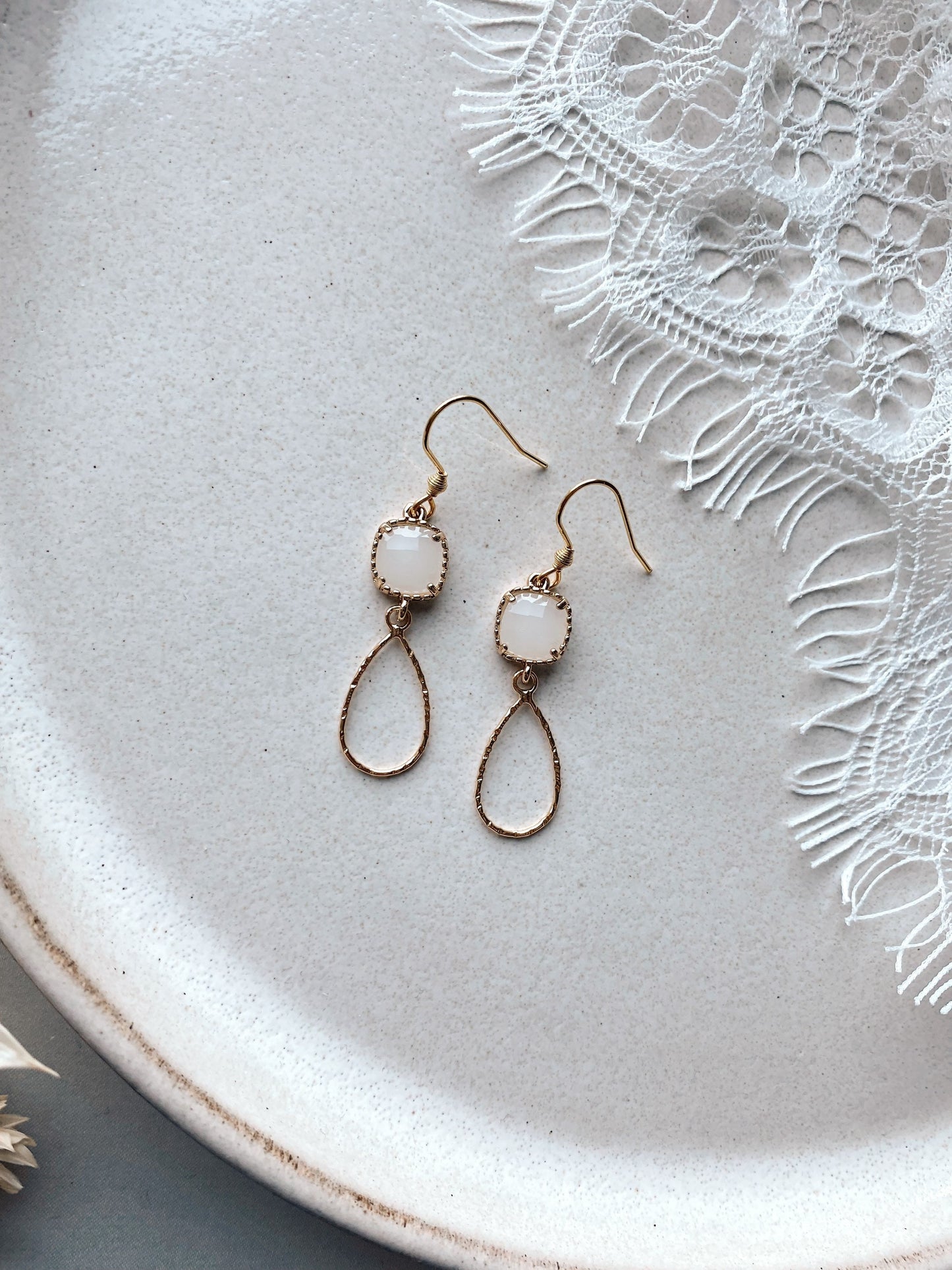 Elegante Braut Ohrringe mit beigem Glasstein – Goldene Tropfenohrringe aus Edelstahl | Hochzeitsschmuck