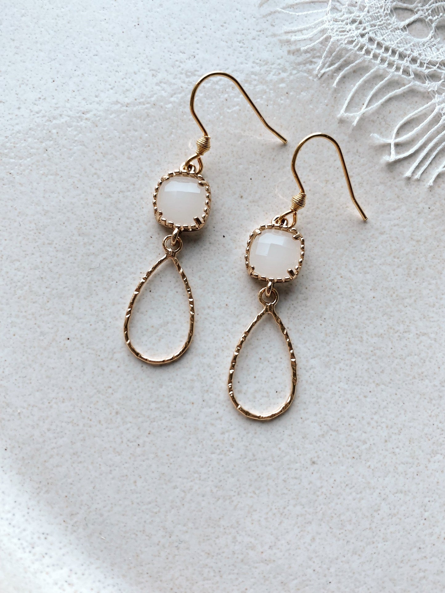Elegante Braut Ohrringe mit beigem Glasstein – Goldene Tropfenohrringe aus Edelstahl | Hochzeitsschmuck