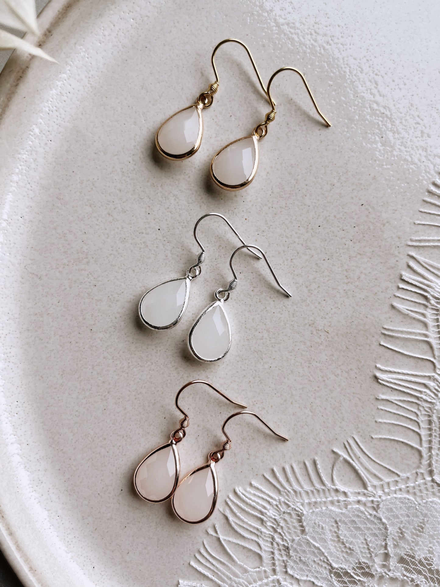 Feine Tropfenohrringe für die Braut – Zarter Brautschmuck in Gold, Silber oder Rosé