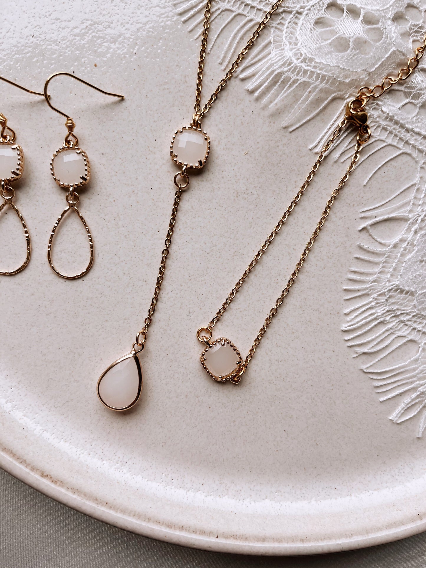 Goldenes Brautschmuckset mit cremefarbenen Steinen – Kette, Armband & Ohrringe aus Edelstahl | Eleganter Hochzeitsschmuck