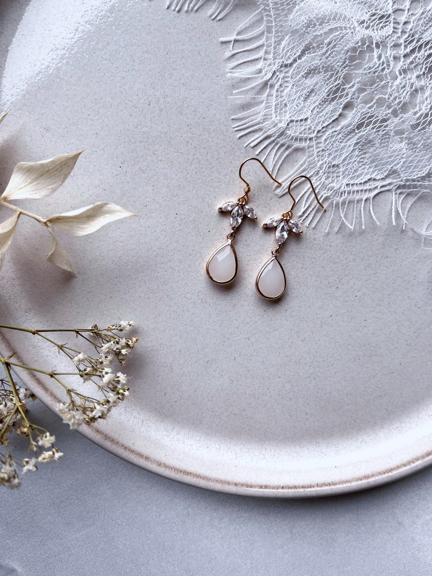Boho Braut Ohrringe Gold mit Zirkoniablume & Tropfenanhänger – Handgemachter Brautschmuck zur Hochzeit | Geschenkidee Weihnachten & Geburtstag