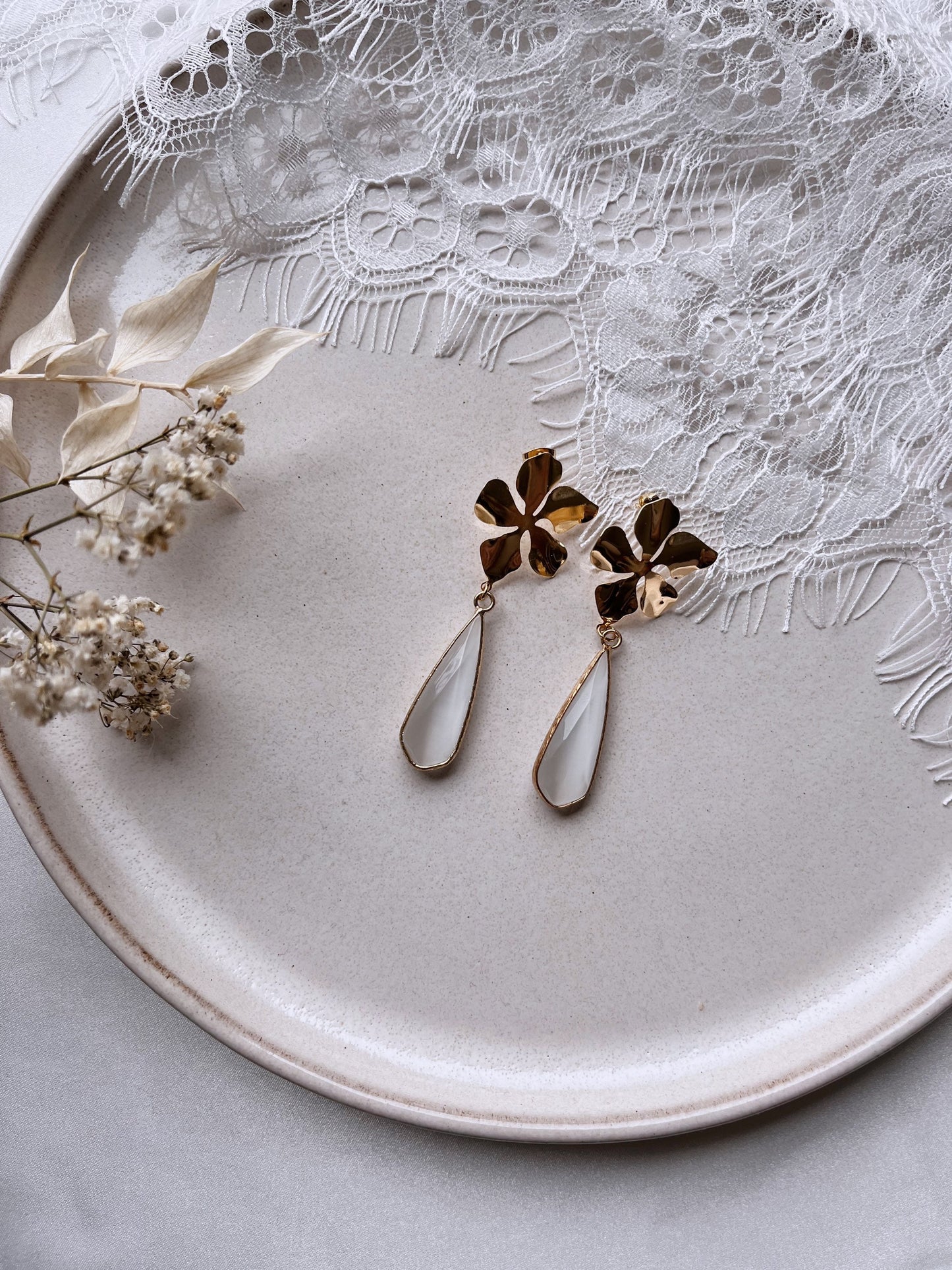 Handgemachte Blumen Brautohrringe mit Tropfenanhänger – Statement Ohrringe zur Hochzeit | Brautschmuck mit 925 Silber | Geschenkidee Geburtstag