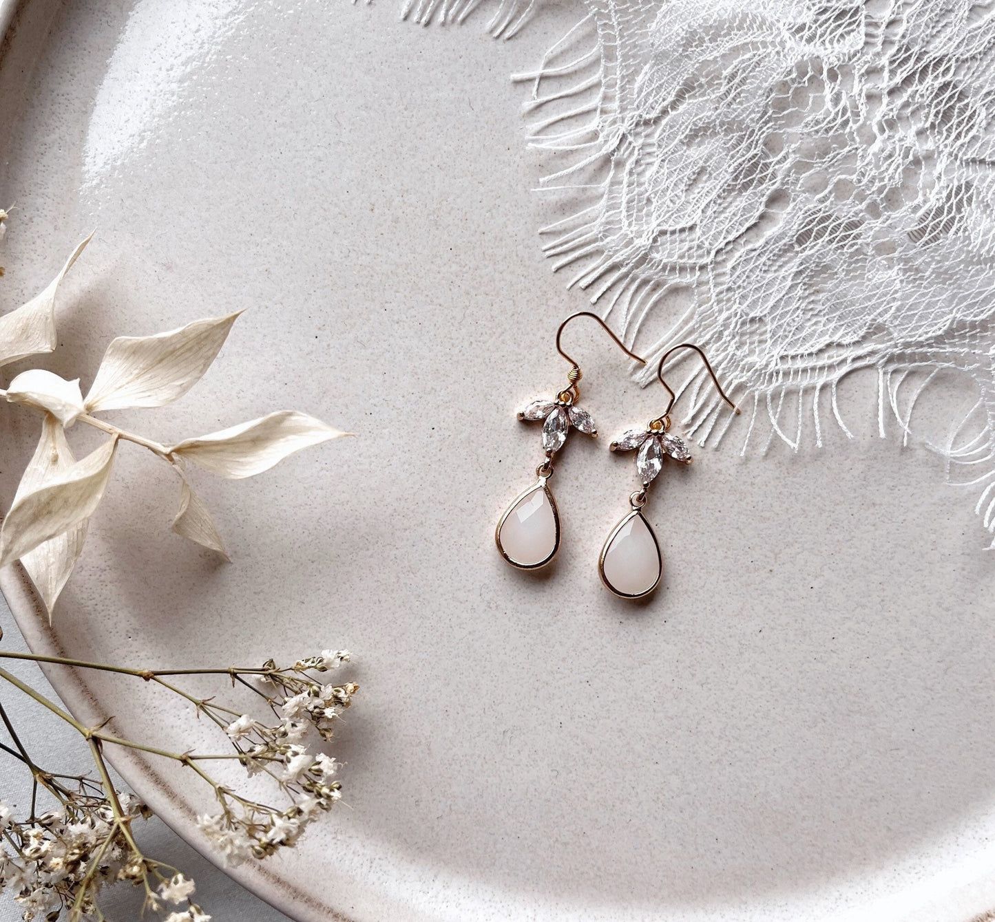 Boho Braut Ohrringe Gold mit Zirkoniablume & Tropfenanhänger – Handgemachter Brautschmuck zur Hochzeit | Geschenkidee Weihnachten & Geburtstag