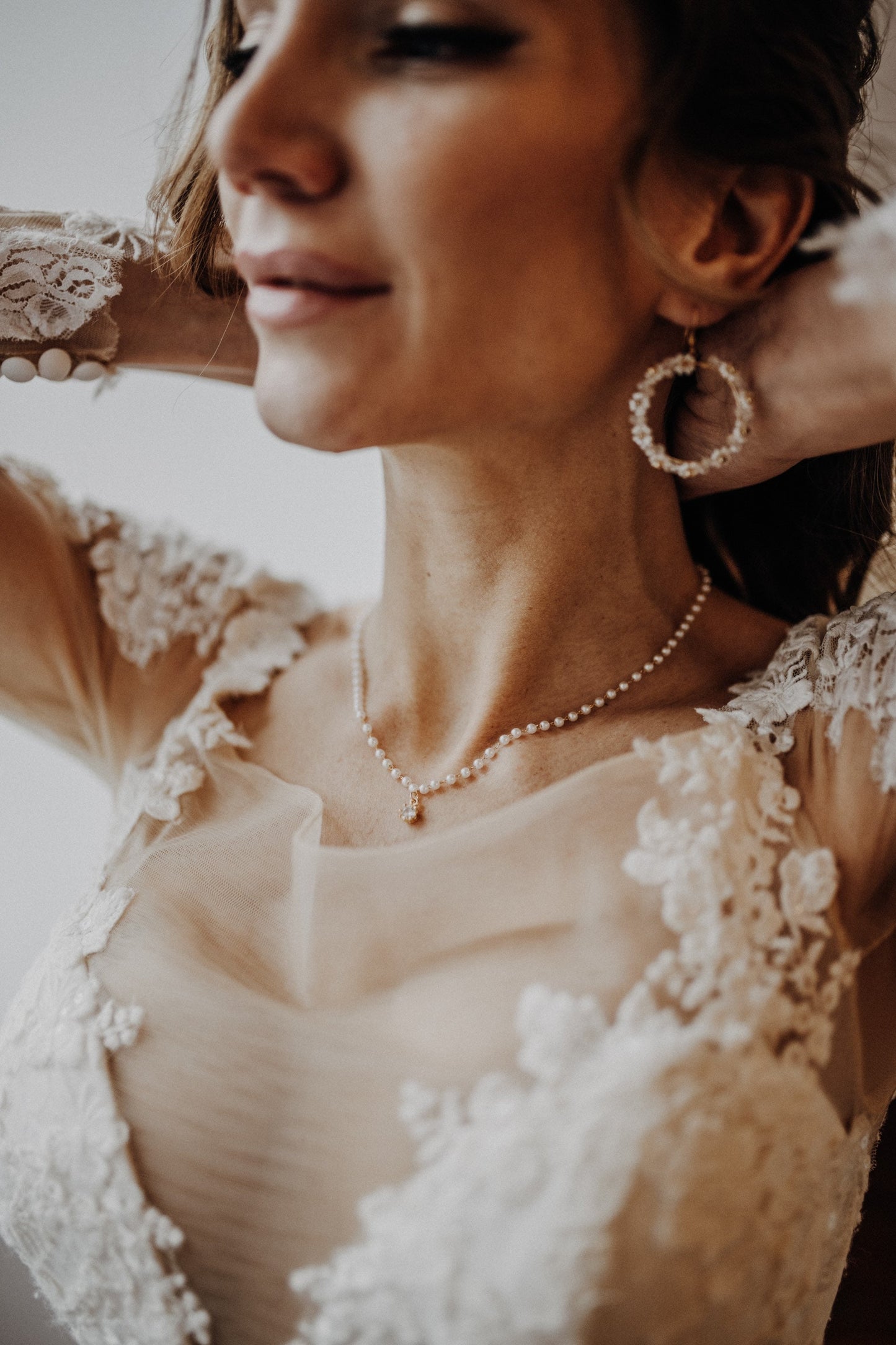 Zarter Perlenchoker mit Strassanhänger – Eleganter Brautschmuck in Gold oder Silber