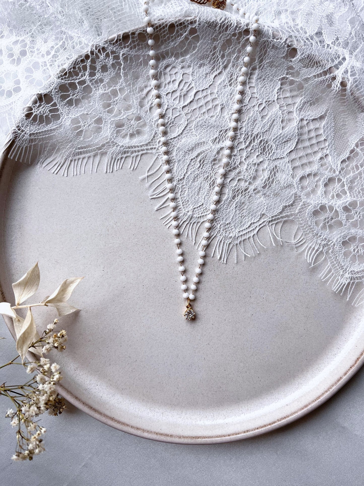 Zarter Perlenchoker mit Strassanhänger – Eleganter Brautschmuck in Gold oder Silber