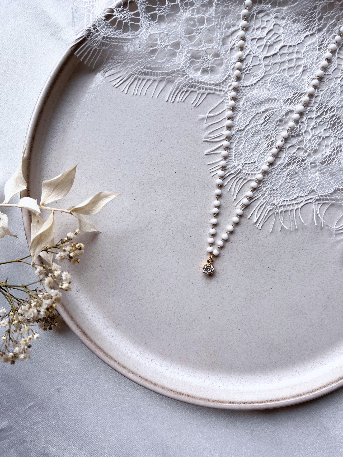 Zarter Perlenchoker mit Strassanhänger – Eleganter Brautschmuck in Gold oder Silber