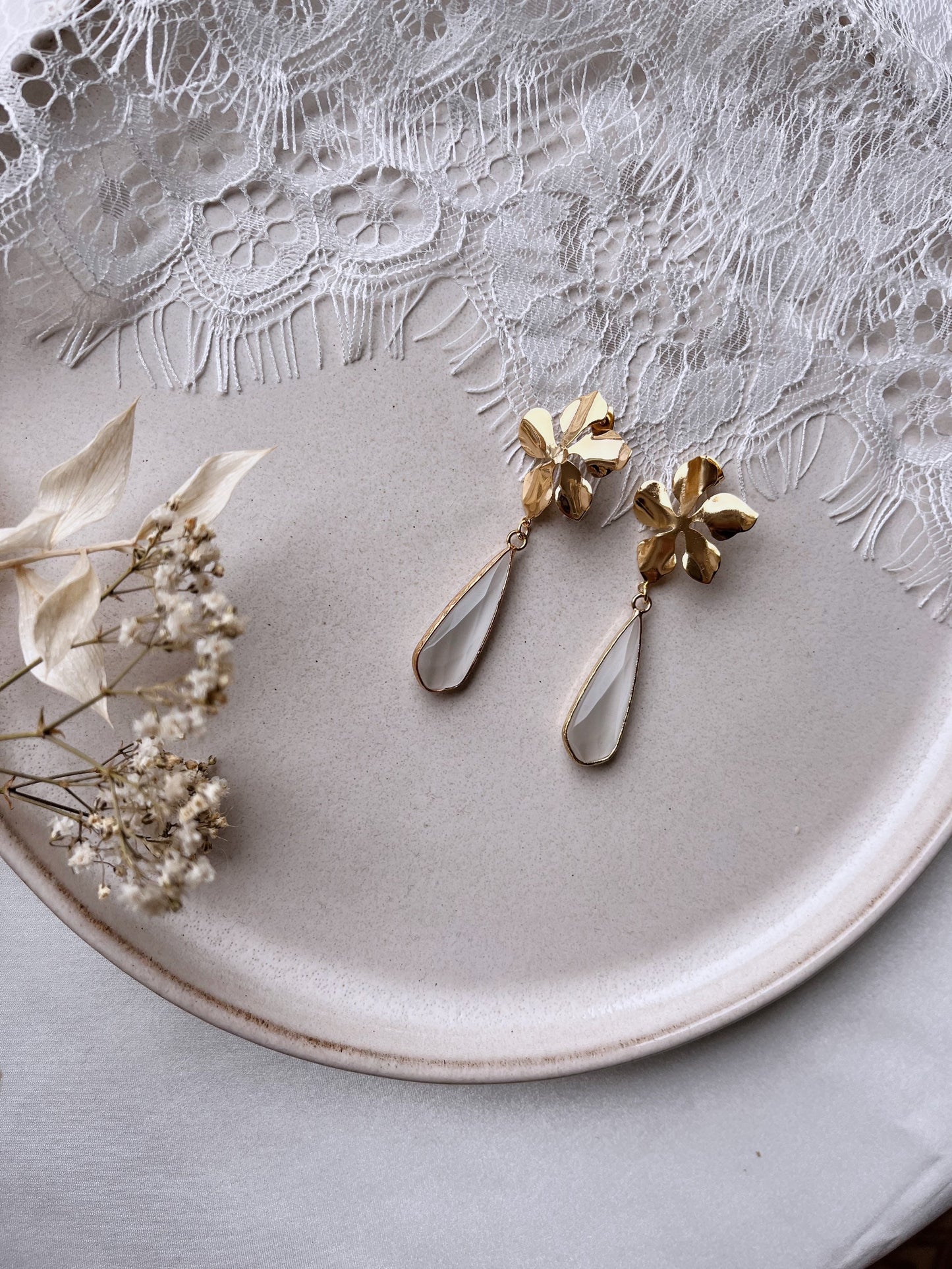 Handgemachte Blumen Brautohrringe mit Tropfenanhänger – Statement Ohrringe zur Hochzeit | Brautschmuck mit 925 Silber | Geschenkidee Geburtstag