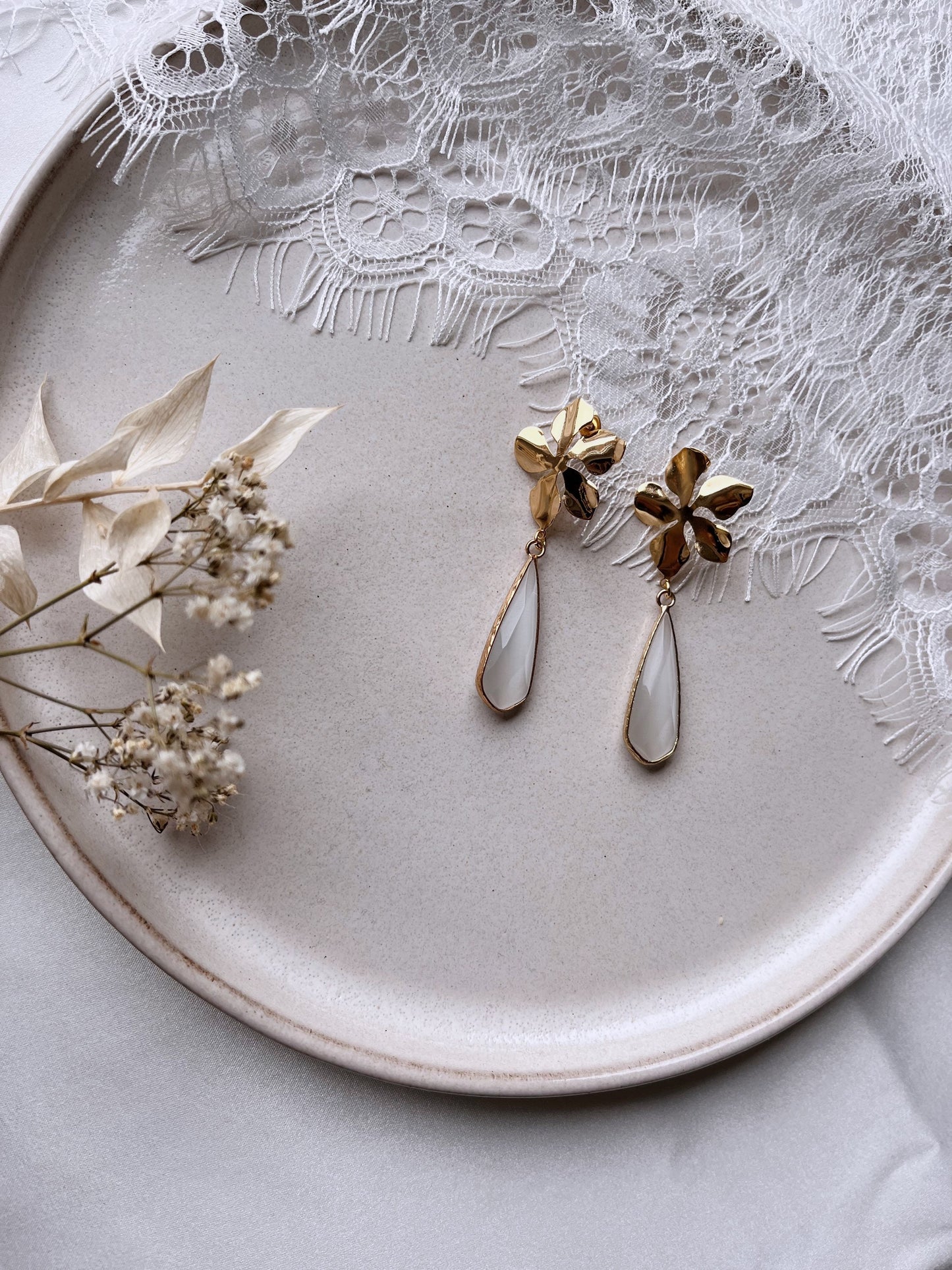 Handgemachte Blumen Brautohrringe mit Tropfenanhänger – Statement Ohrringe zur Hochzeit | Brautschmuck mit 925 Silber | Geschenkidee Geburtstag