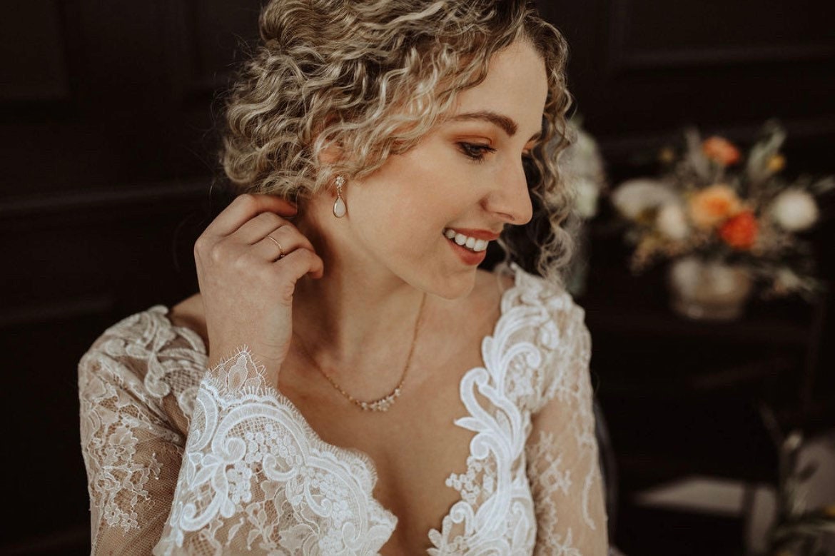 Zarte Halskette mit Zirkonia-Blumenanhänger – Brautschmuck zur Hochzeit | Boho-Schmuck für Braut & Brautjungfer | Geschenkidee