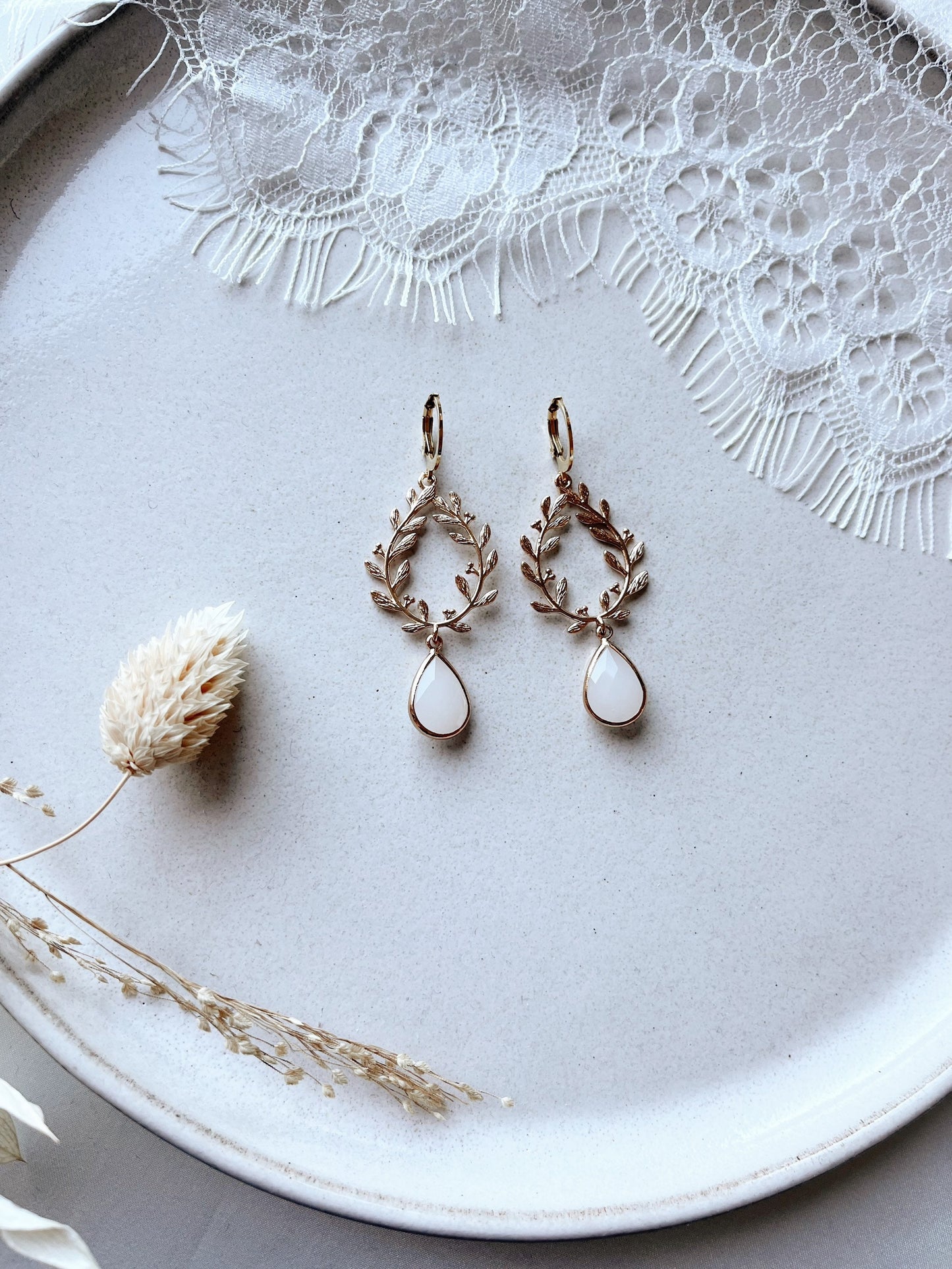 Florale Brautohrringe mit Tropfenanhänger – Zarter Brautschmuck aus vergoldetem Edelstahl