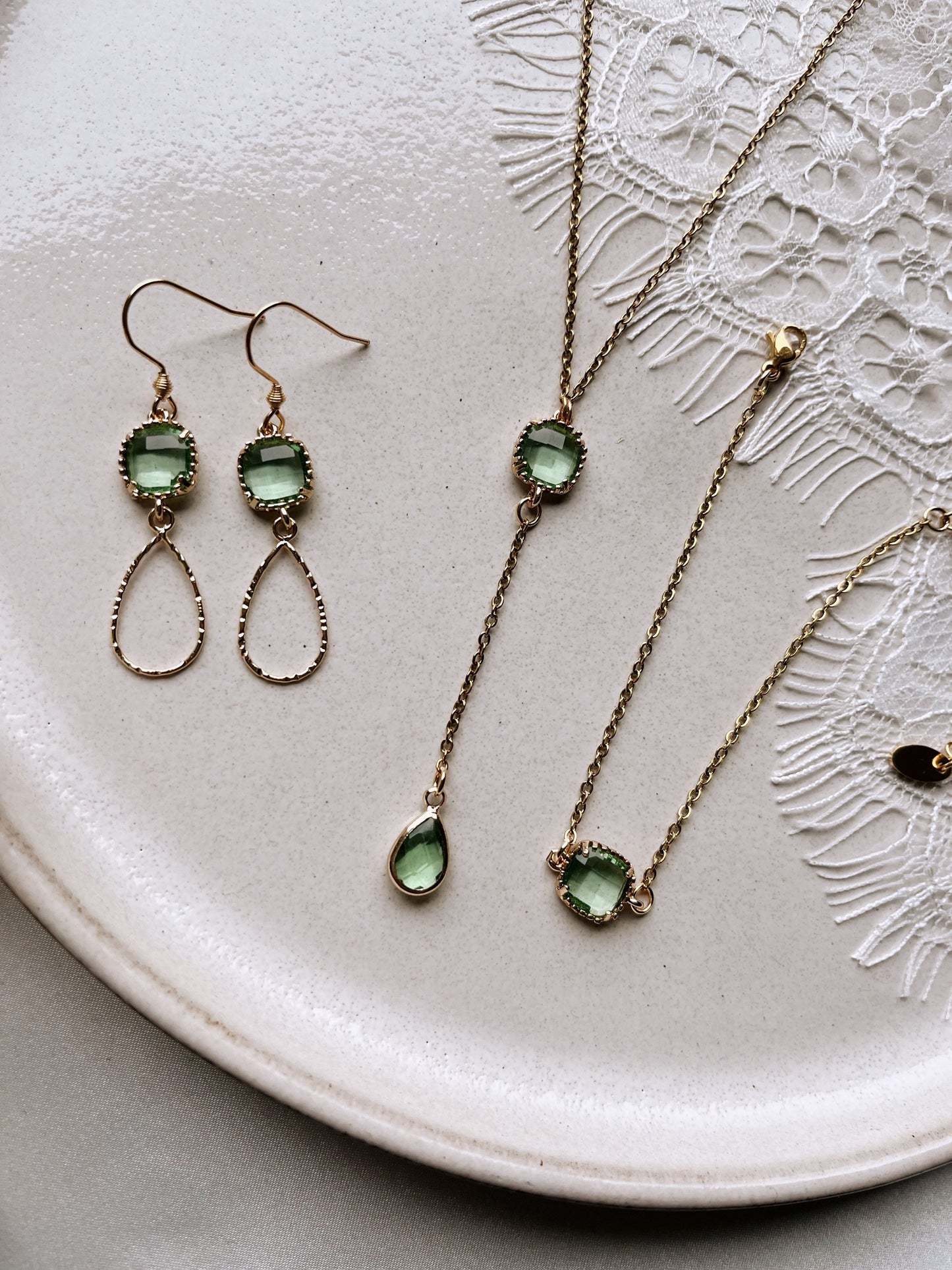 Ohrringe mit grünem Glasstein – Handgefertigte Tropfenohrringe aus Edelstahl | Eleganter Schmuck in Gold oder Silber