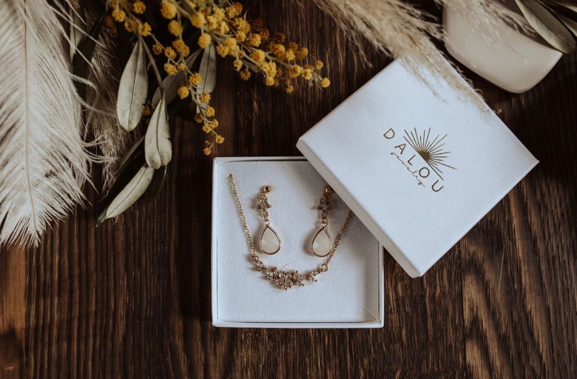 Zarte Halskette mit Zirkonia-Blumenanhänger – Brautschmuck zur Hochzeit | Boho-Schmuck für Braut & Brautjungfer | Geschenkidee