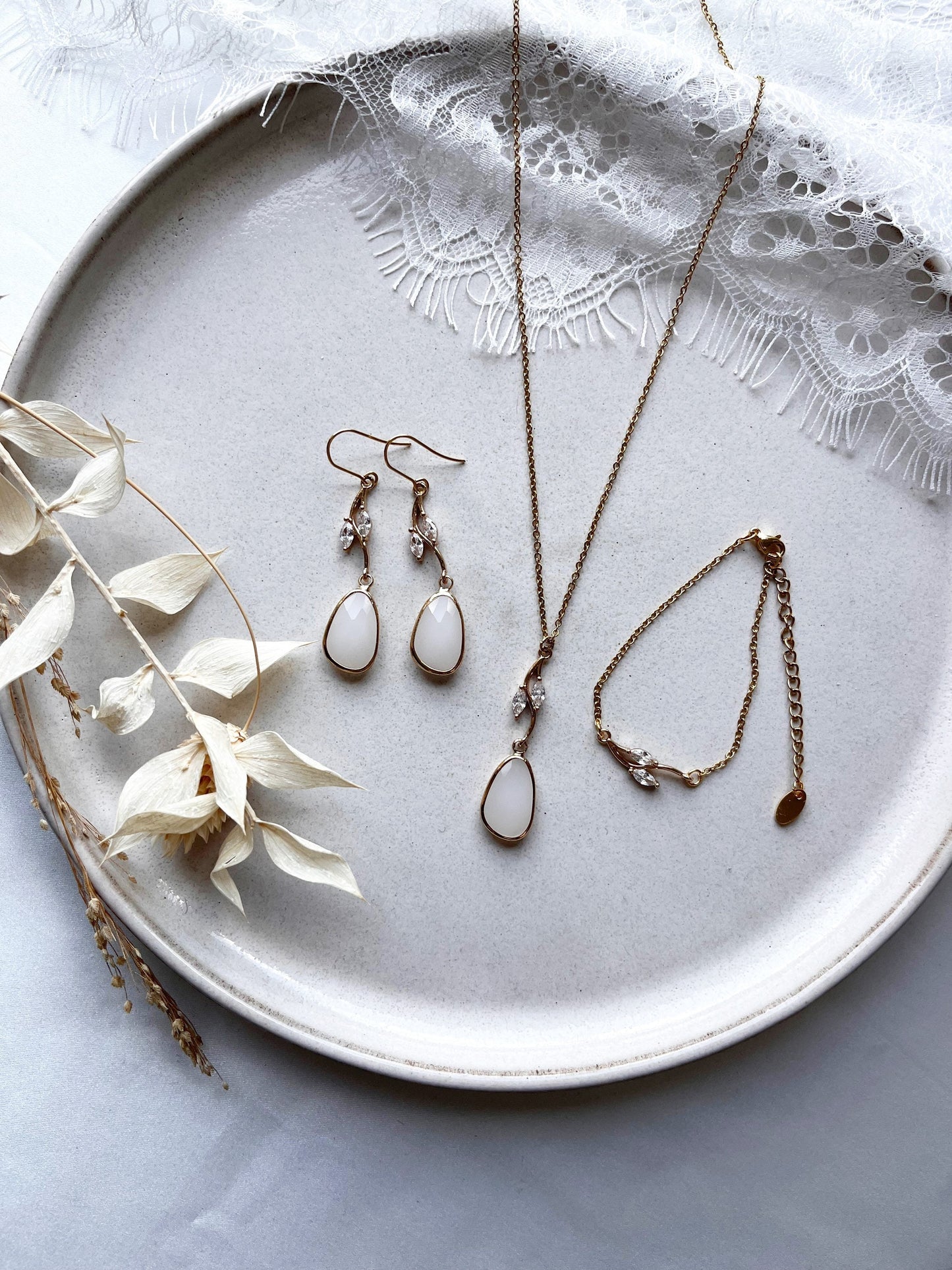 Romantisches Braut Schmuckset mit Zweig-Design & beigem Tropfenanhänger – Kette, Ohrringe & Armband | Hochzeitsschmuck filigran & elegant