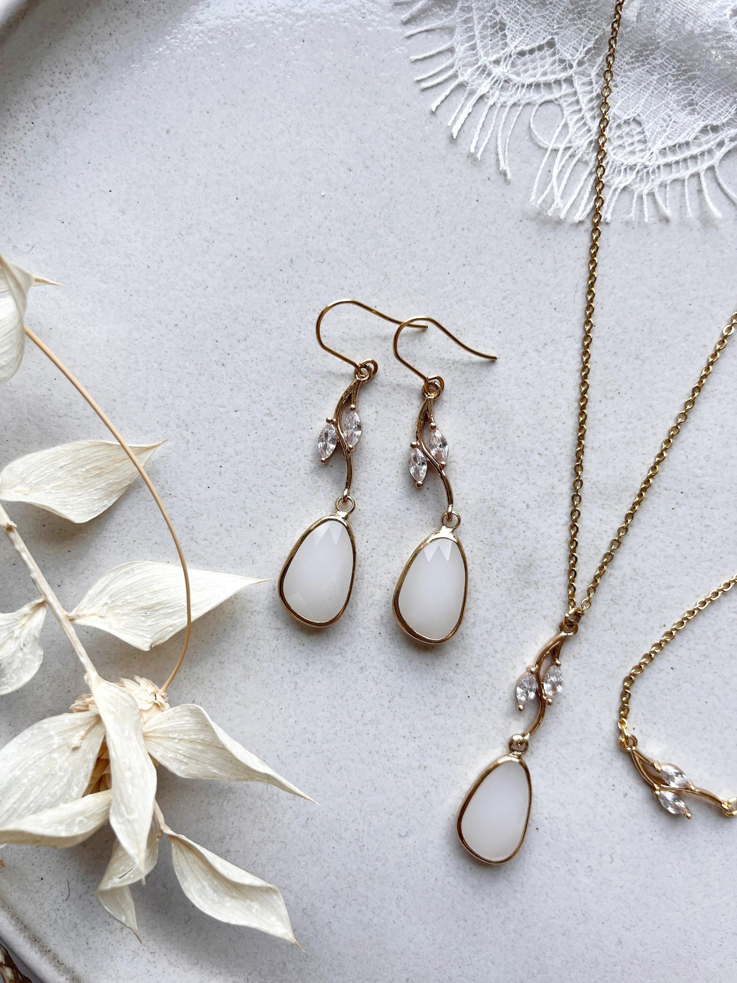 Romantisches Braut Schmuckset mit Zweig-Design & beigem Tropfenanhänger – Kette, Ohrringe & Armband | Hochzeitsschmuck filigran & elegant