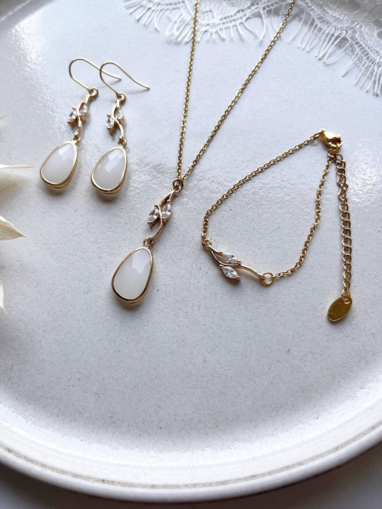 Romantisches Braut Schmuckset mit Zweig-Design & beigem Tropfenanhänger – Kette, Ohrringe & Armband | Hochzeitsschmuck filigran & elegant