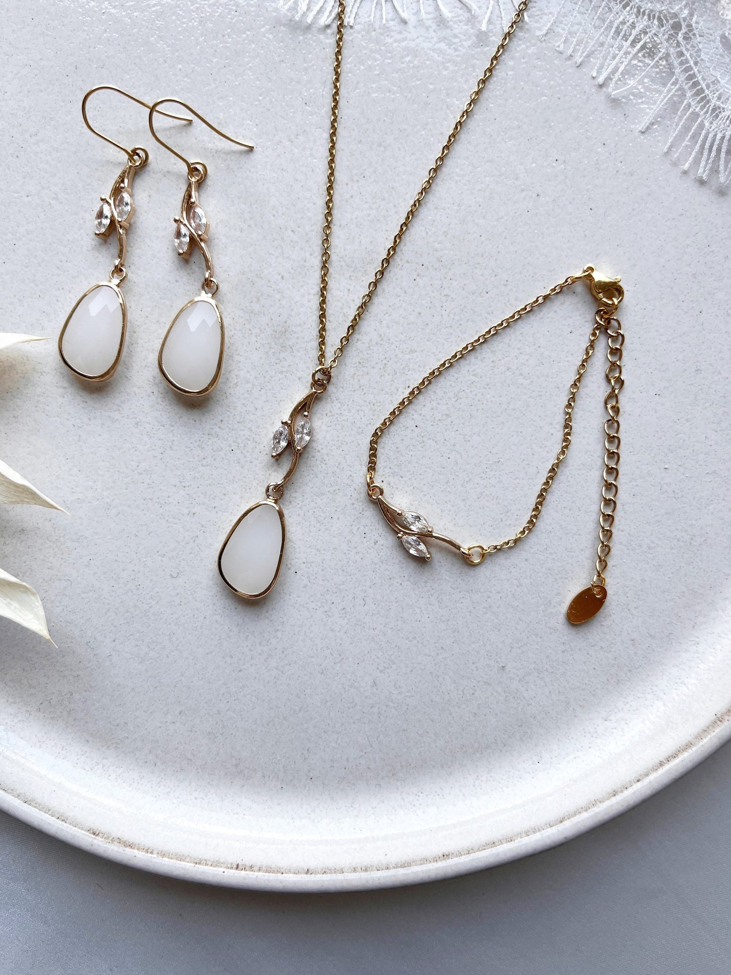 Romantisches Braut Schmuckset mit Zweig-Design & beigem Tropfenanhänger – Kette, Ohrringe & Armband | Hochzeitsschmuck filigran & elegant