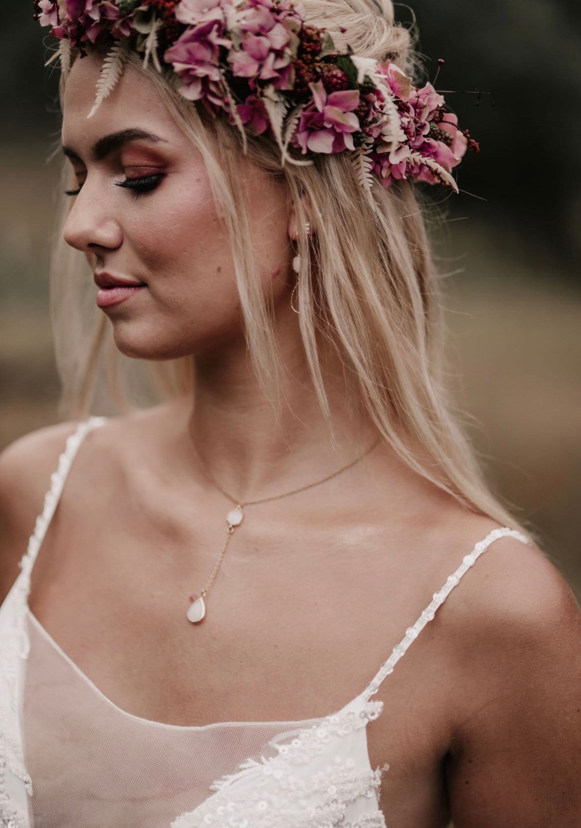 Filigranes Brautschmuckset in Roségold – Zarter Schmuck mit geschliffenem Glas in Cremeweiß