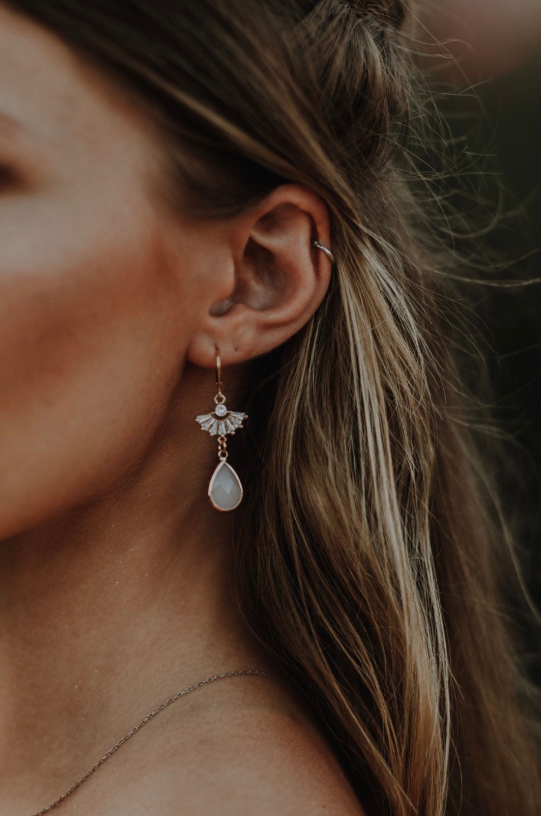 Boho Braut Ohrringe Gold mit Zirkoniafächer & Tropfenanhänger – Handgemachter Brautschmuck zur Hochzeit & als Geschenk