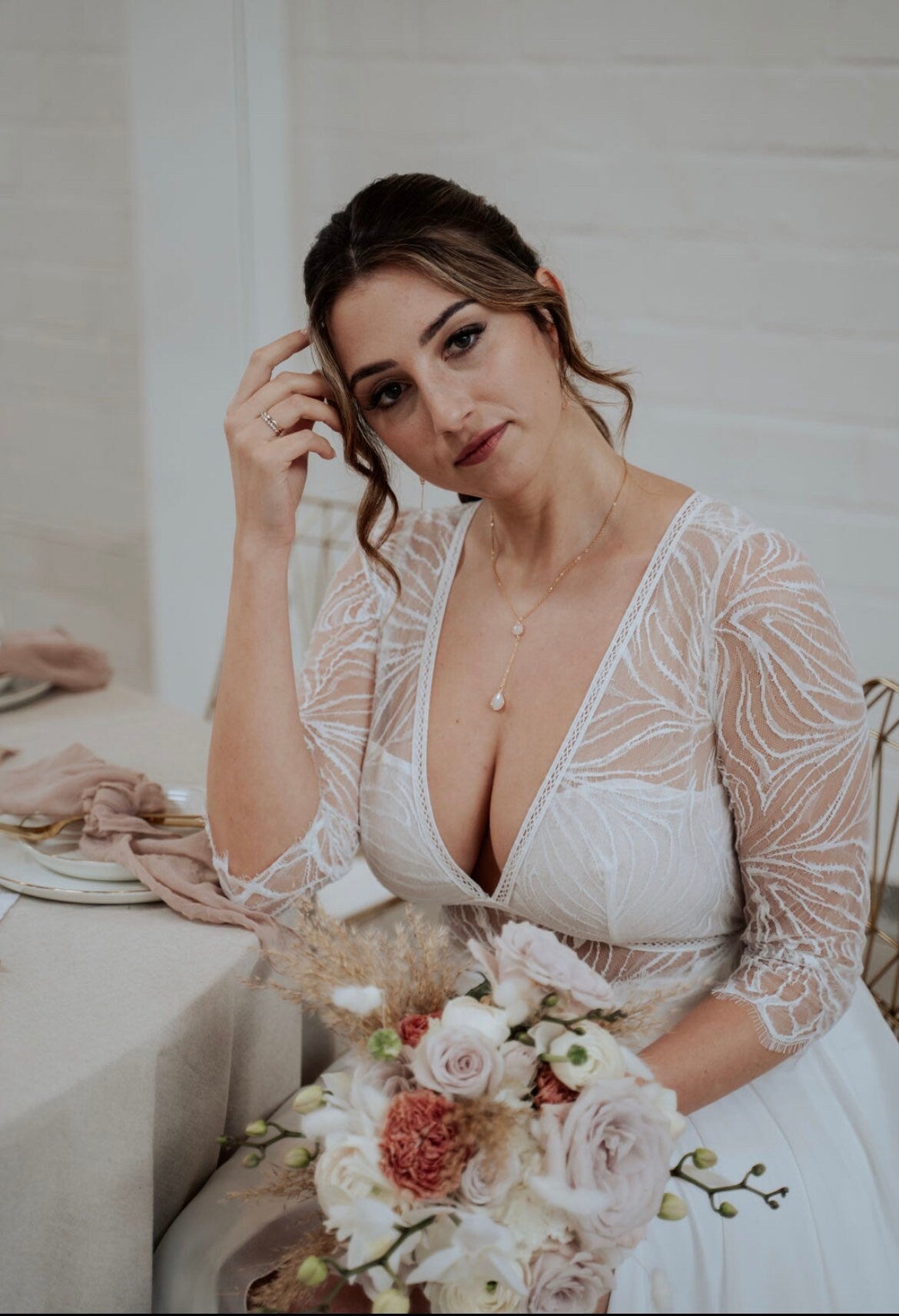 Elegante Braut Ohrringe mit beigem Glasstein – Goldene Tropfenohrringe aus Edelstahl | Hochzeitsschmuck