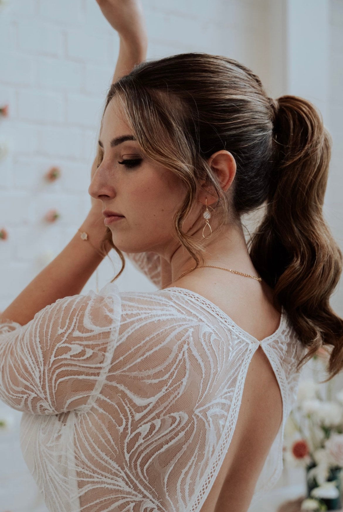 Elegante Braut Ohrringe mit beigem Glasstein – Goldene Tropfenohrringe aus Edelstahl | Hochzeitsschmuck