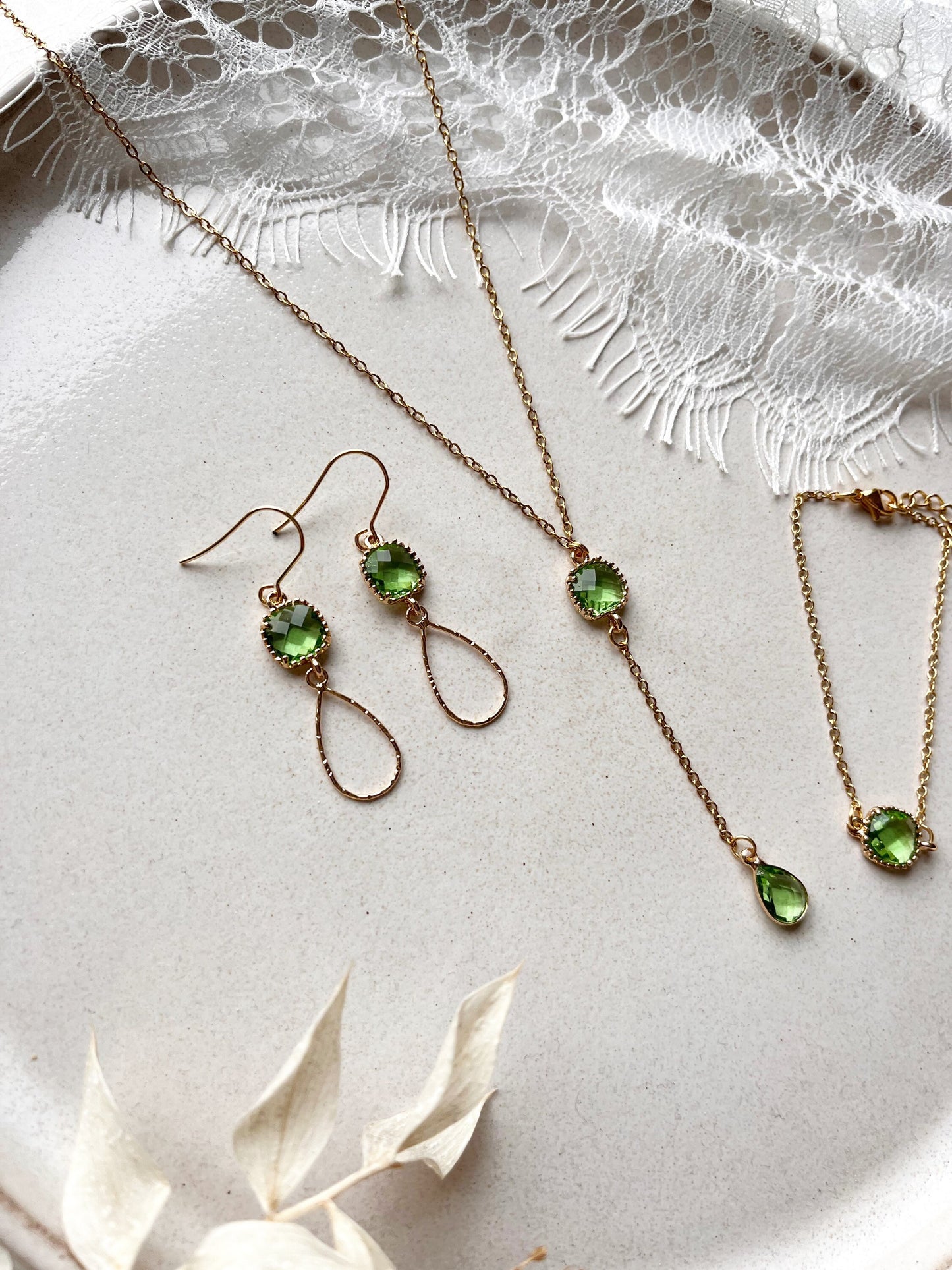 Brautschmuckset Gold mit grünen Glassteinen – Kette, Ohrringe & Armband aus Edelstahl | Hochzeitsschmuck & alltagstauglich