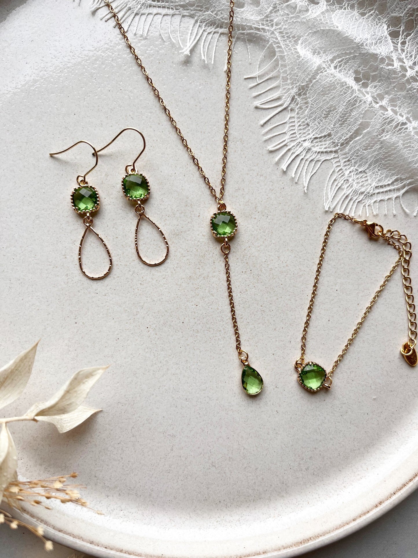 Brautschmuckset Gold mit grünen Glassteinen – Kette, Ohrringe & Armband aus Edelstahl | Hochzeitsschmuck & alltagstauglich