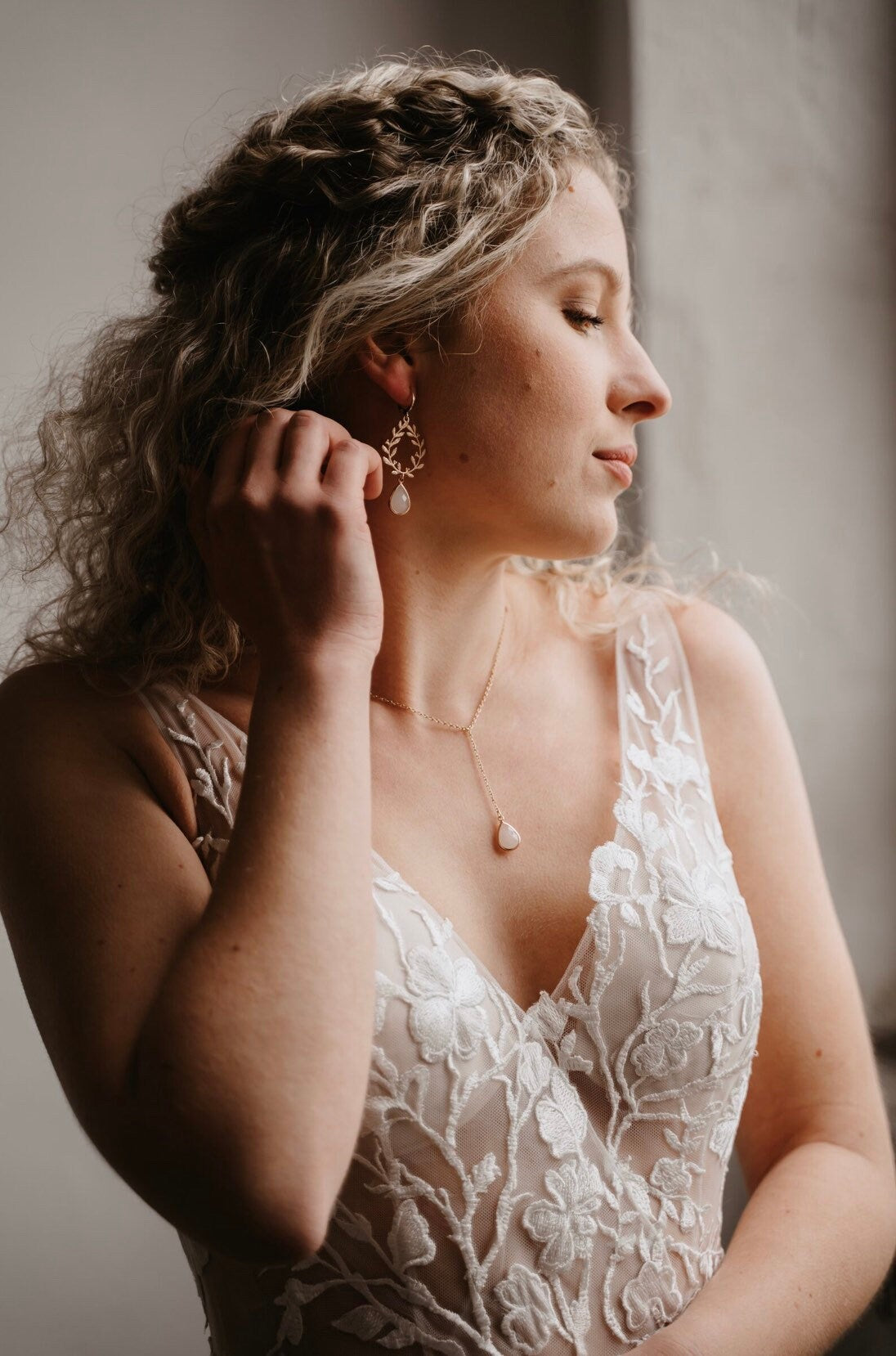 Florale Brautohrringe mit Tropfenanhänger – Zarter Brautschmuck in Sterling-versilbertem Edelstahl