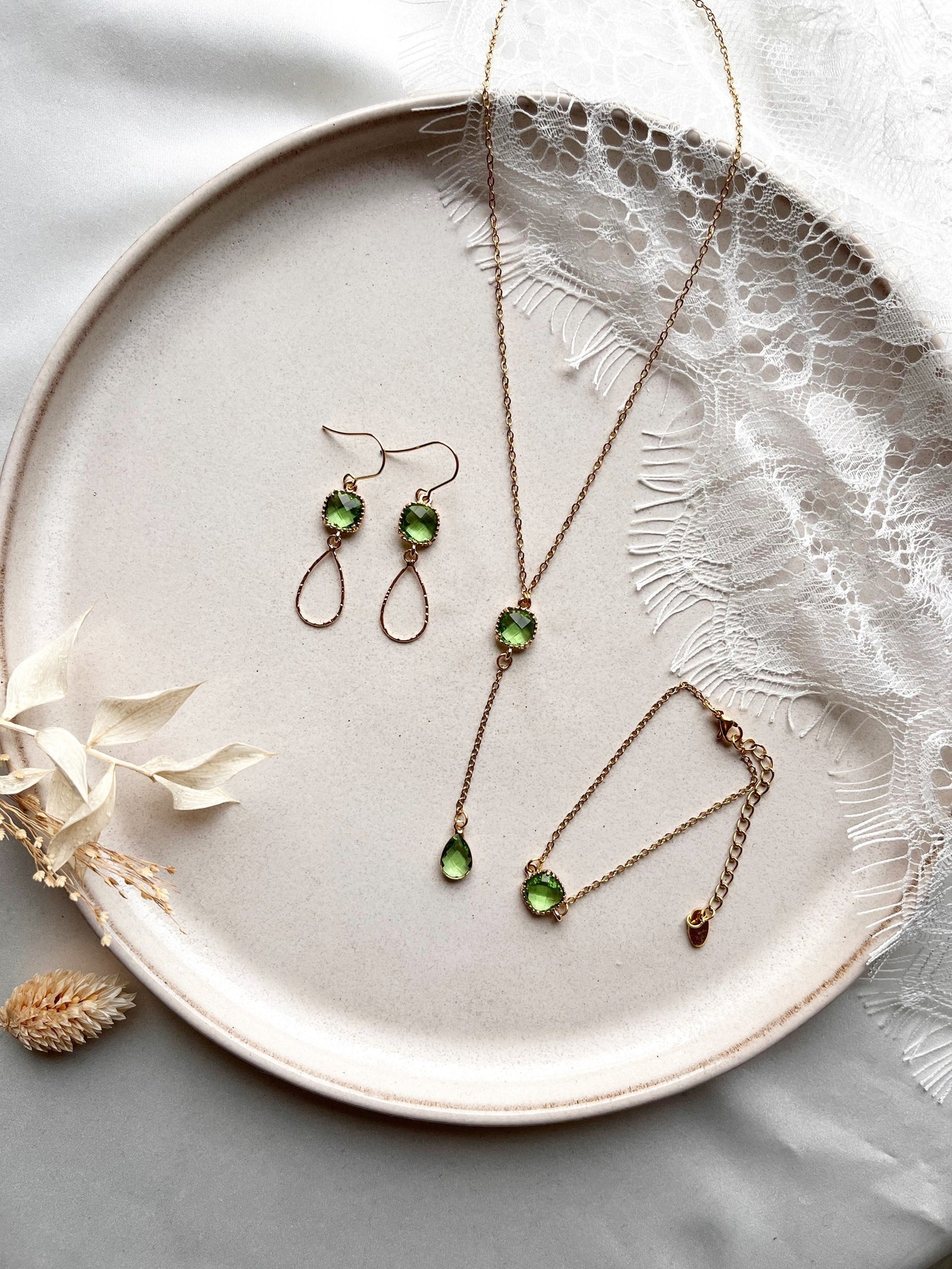 Brautschmuckset Gold mit grünen Glassteinen – Kette, Ohrringe & Armband aus Edelstahl | Hochzeitsschmuck & alltagstauglich