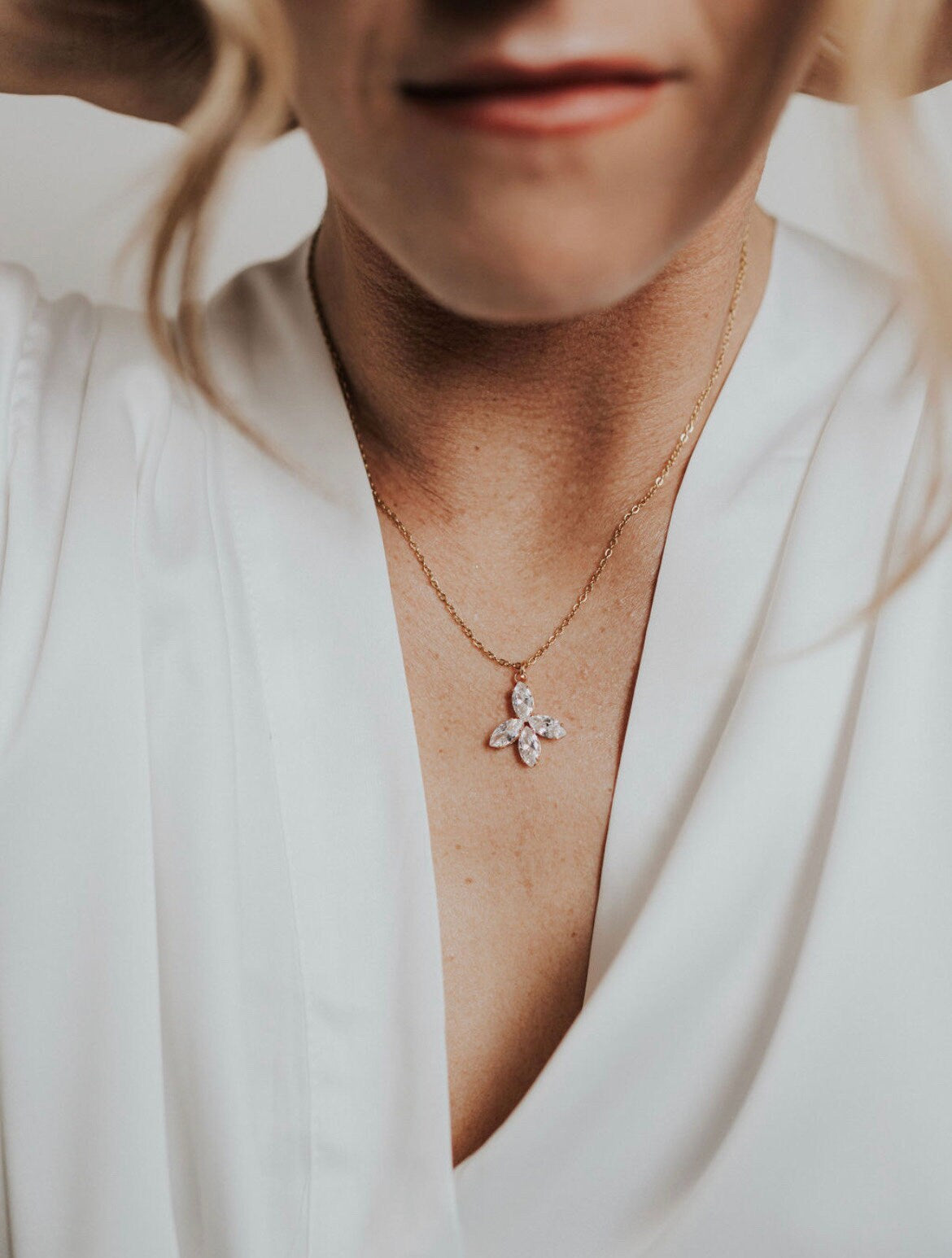 Braut Schmuckset mit funkelnden Zirkonia – Ohrringe & Kette in Gold | Hochzeitsschmuck aus Edelstahl | Geschenkidee zur Hochzeit & Weihnachten