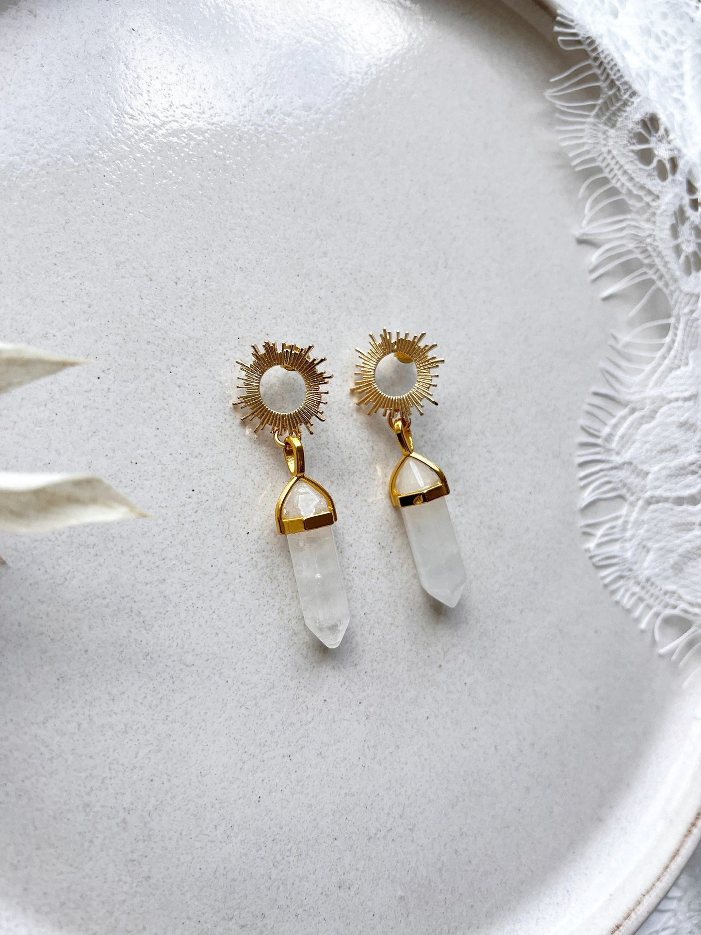 Boho Braut Ohrringe Sonne mit Kristallanhänger – vergoldete Stecker | Brautschmuck Hochzeit & Geschenkidee
