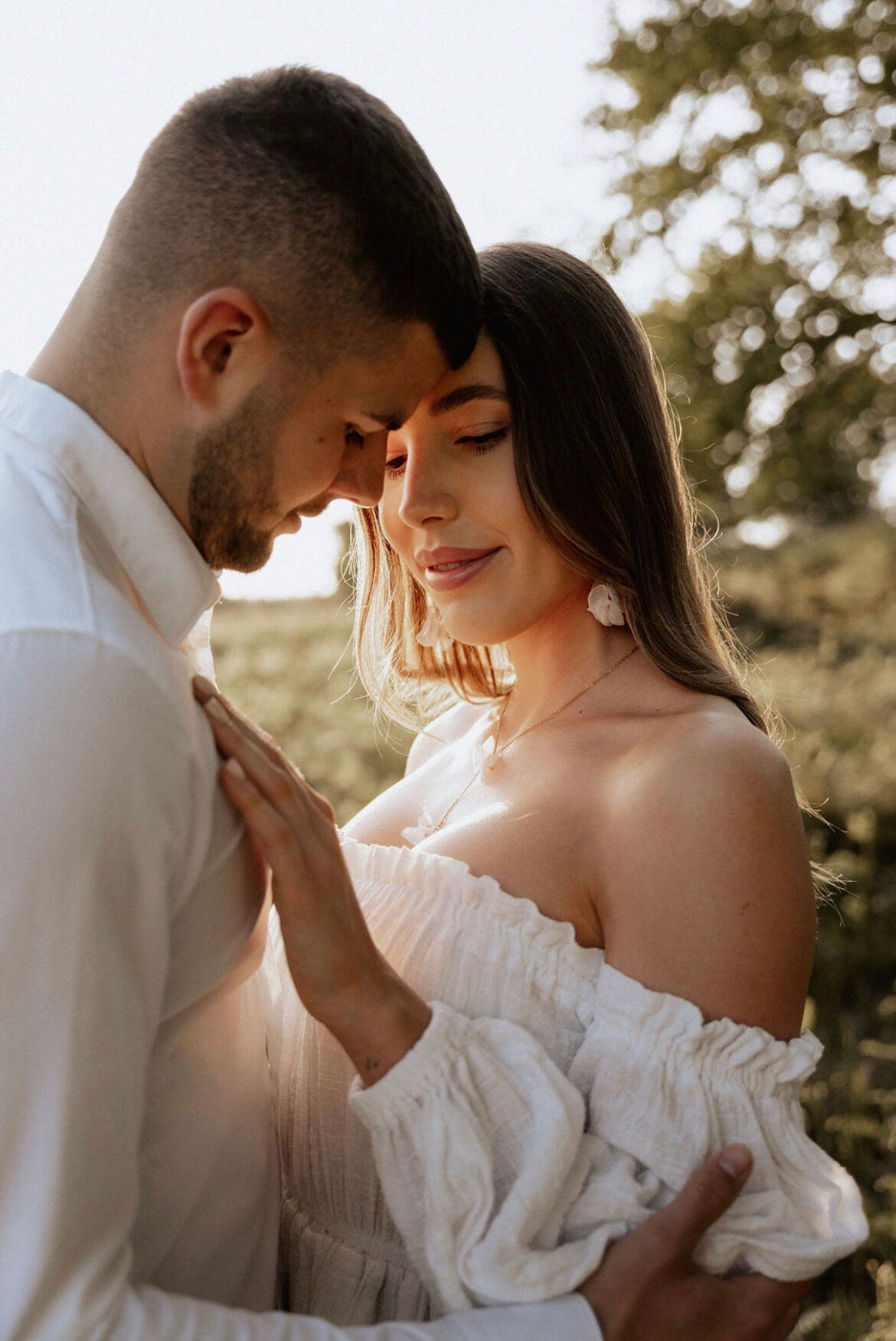 Ohrringe für die Braut Floral Gold – Zarte Seidenblüten-Ohrringe mit Glasperlen | Handgefertigter Brautschmuck aus Edelstahl